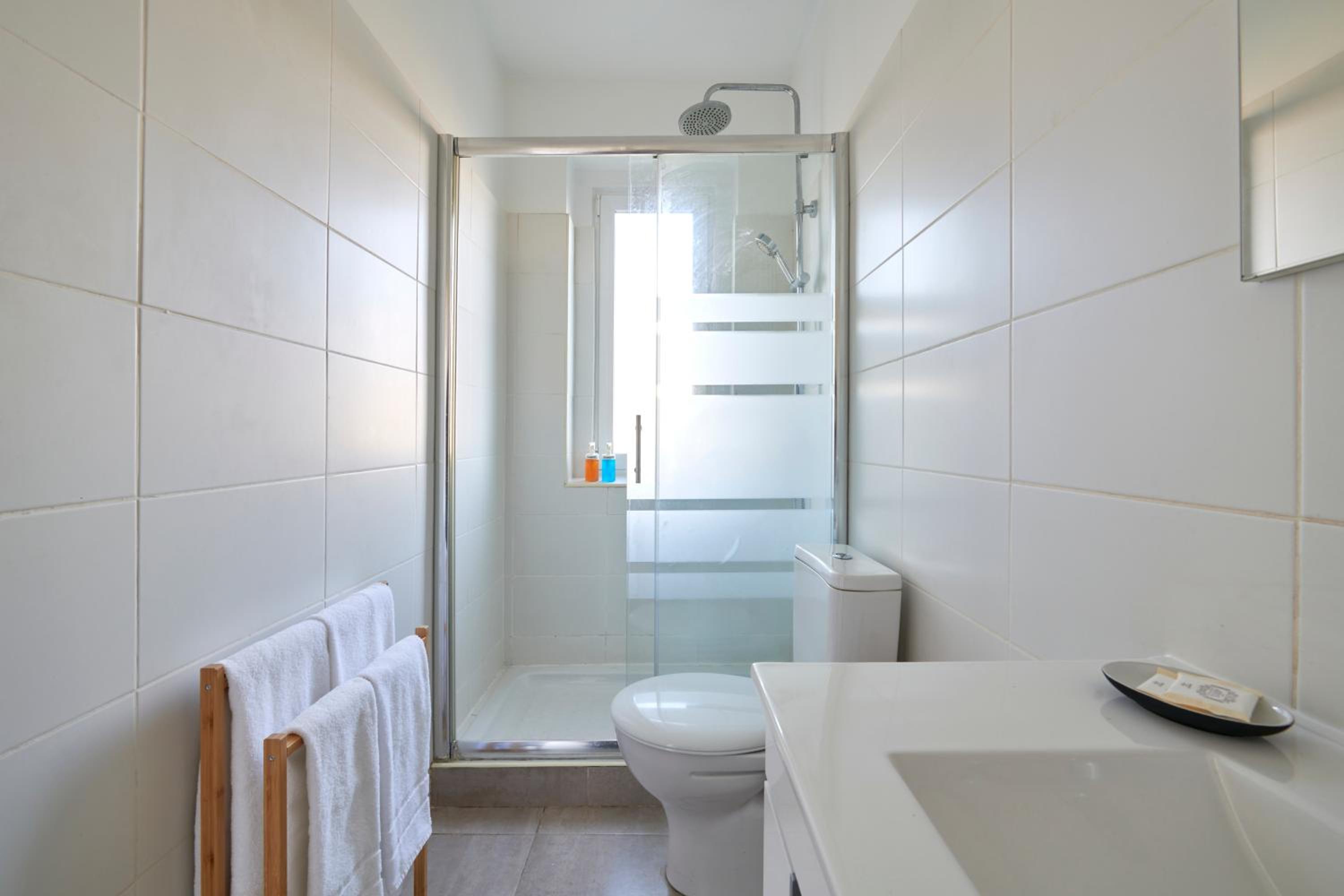 Quiet and Central 2BR APT, By TimeCooler