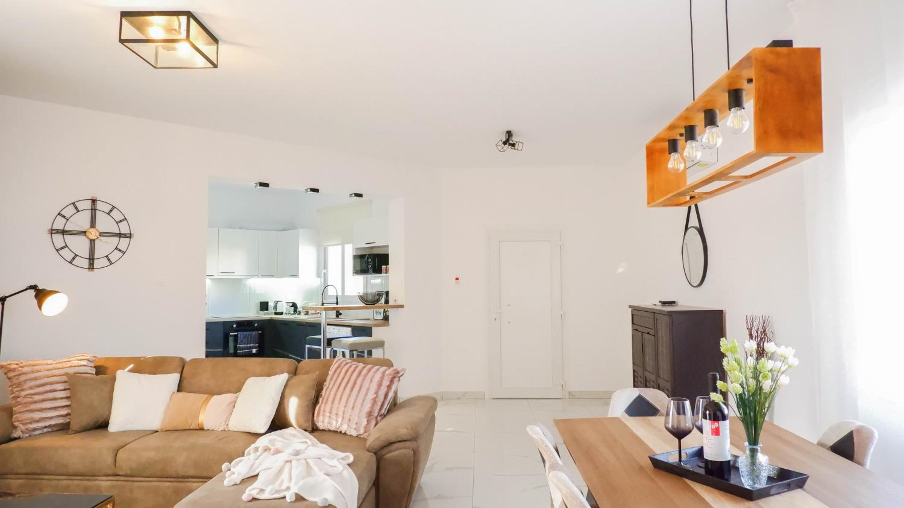 H&O Boulevard Breeze APARTMENT! view 5