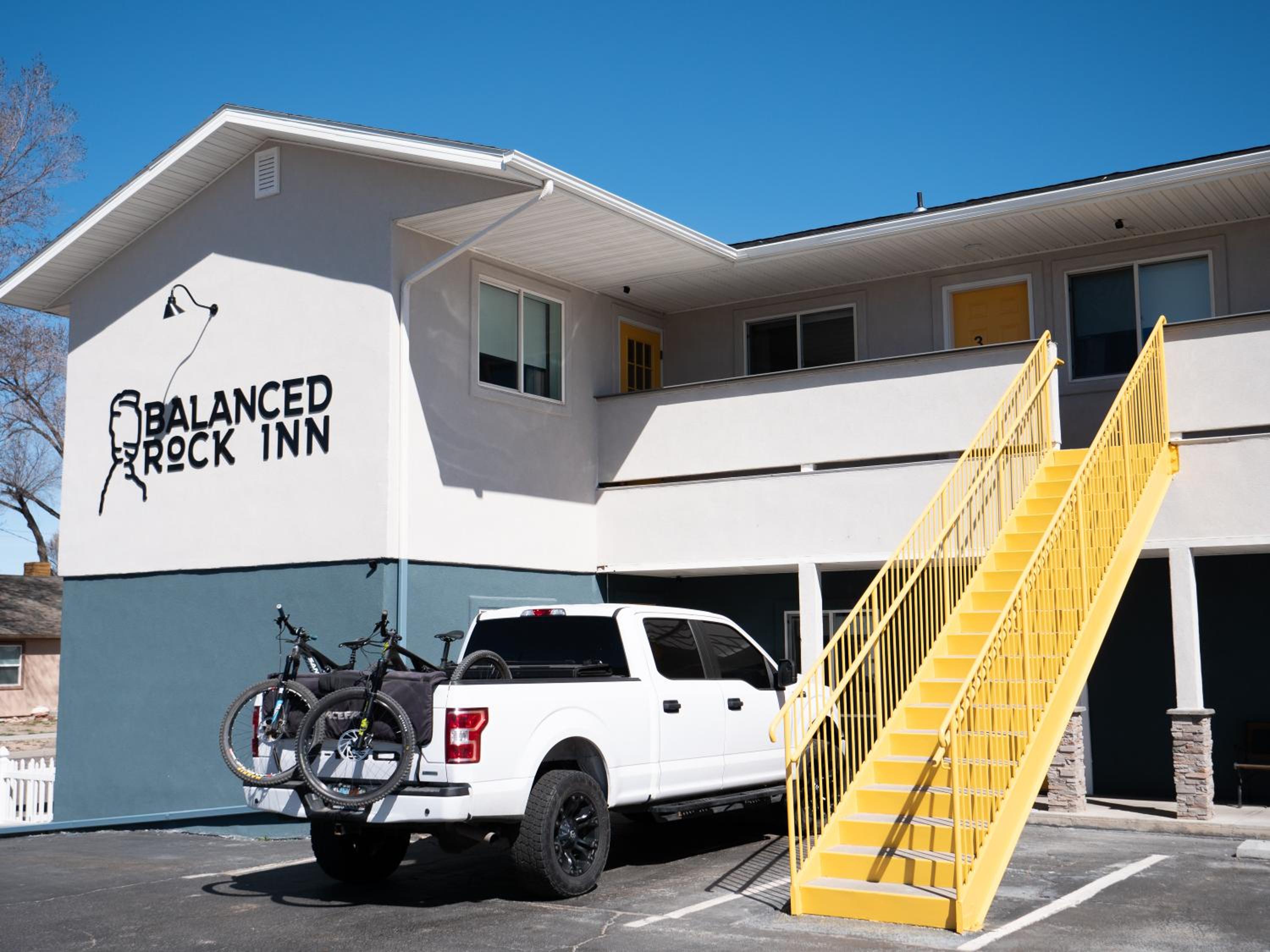 Hotel Balanced Rock Inn - Image 1