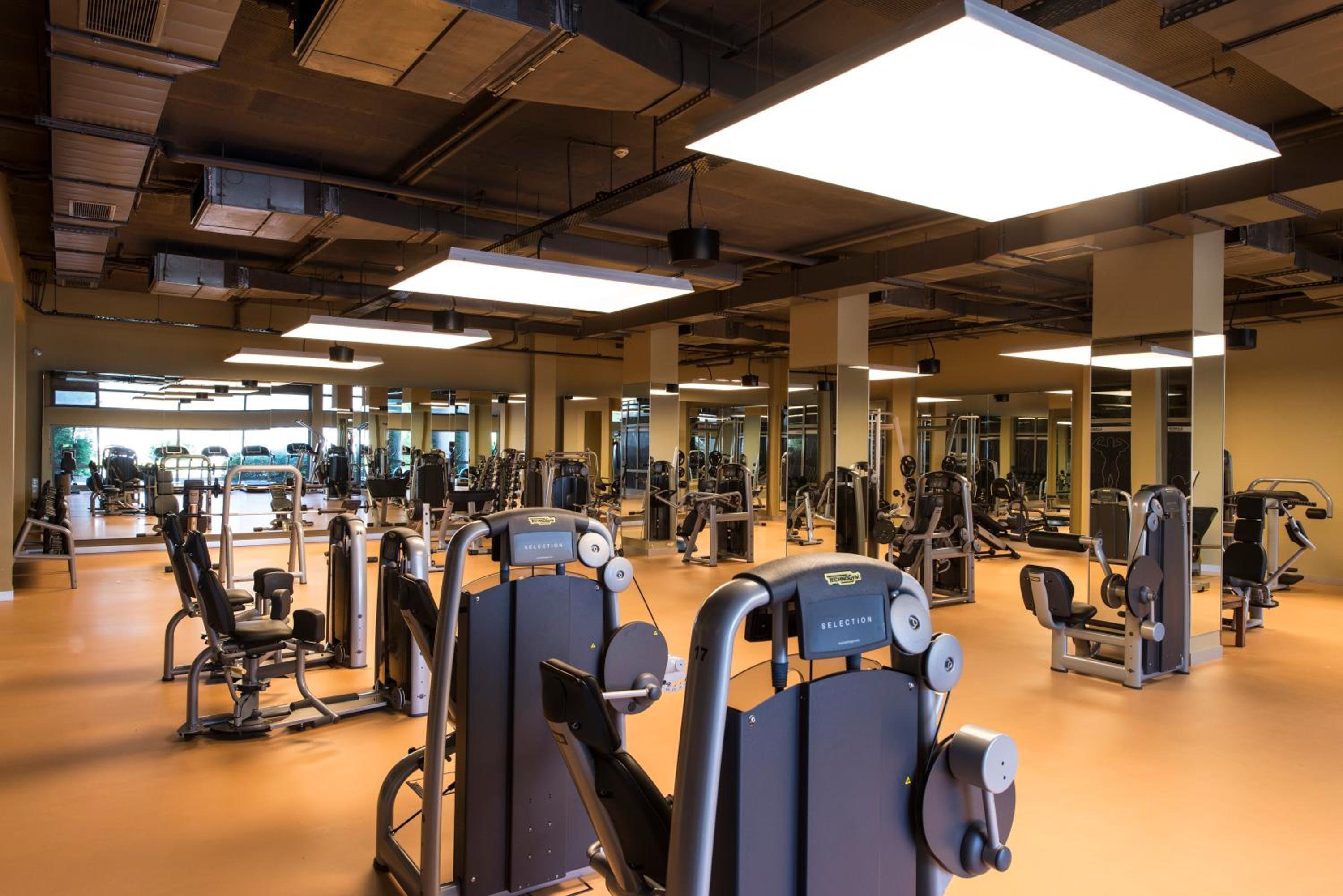 Yacht Club - Image 19