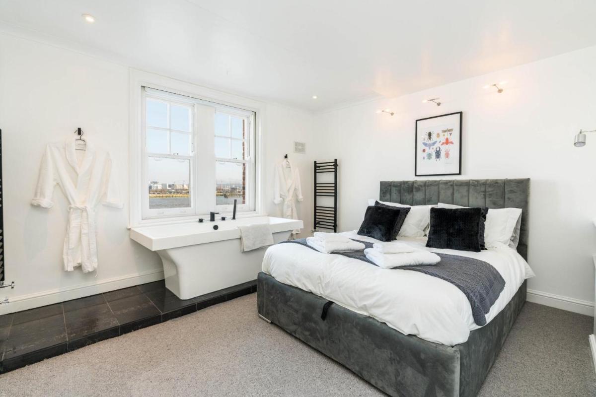 Stunning 3BD Riverside Flat Communal Roof Terrace
