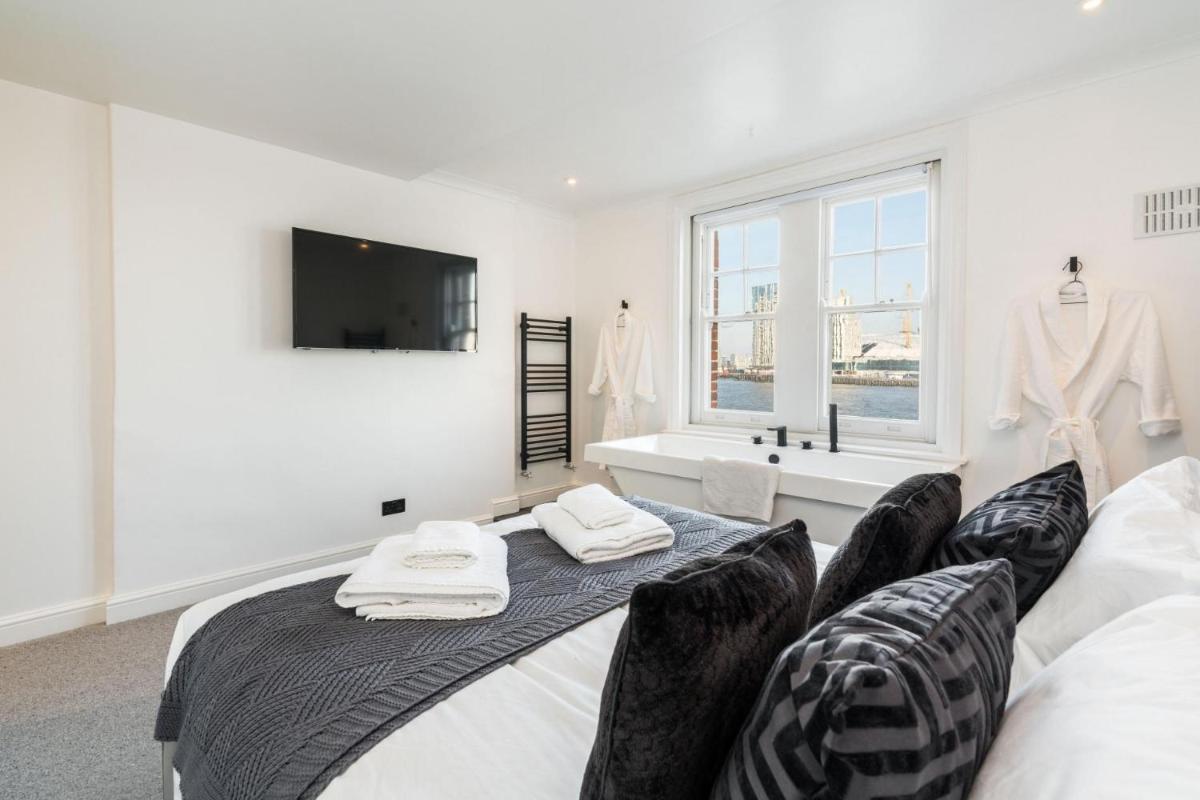 Stunning 3BD Riverside Flat Communal Roof Terrace