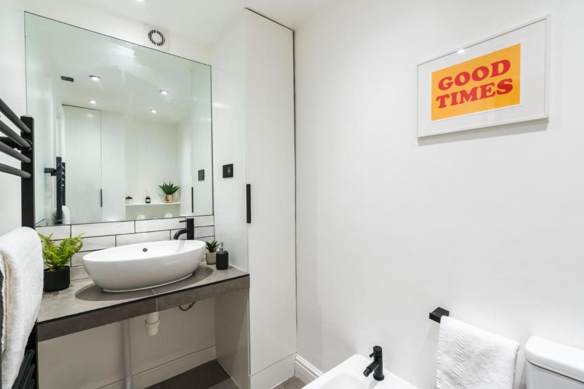 Stunning 3BD Riverside Flat Communal Roof Terrace