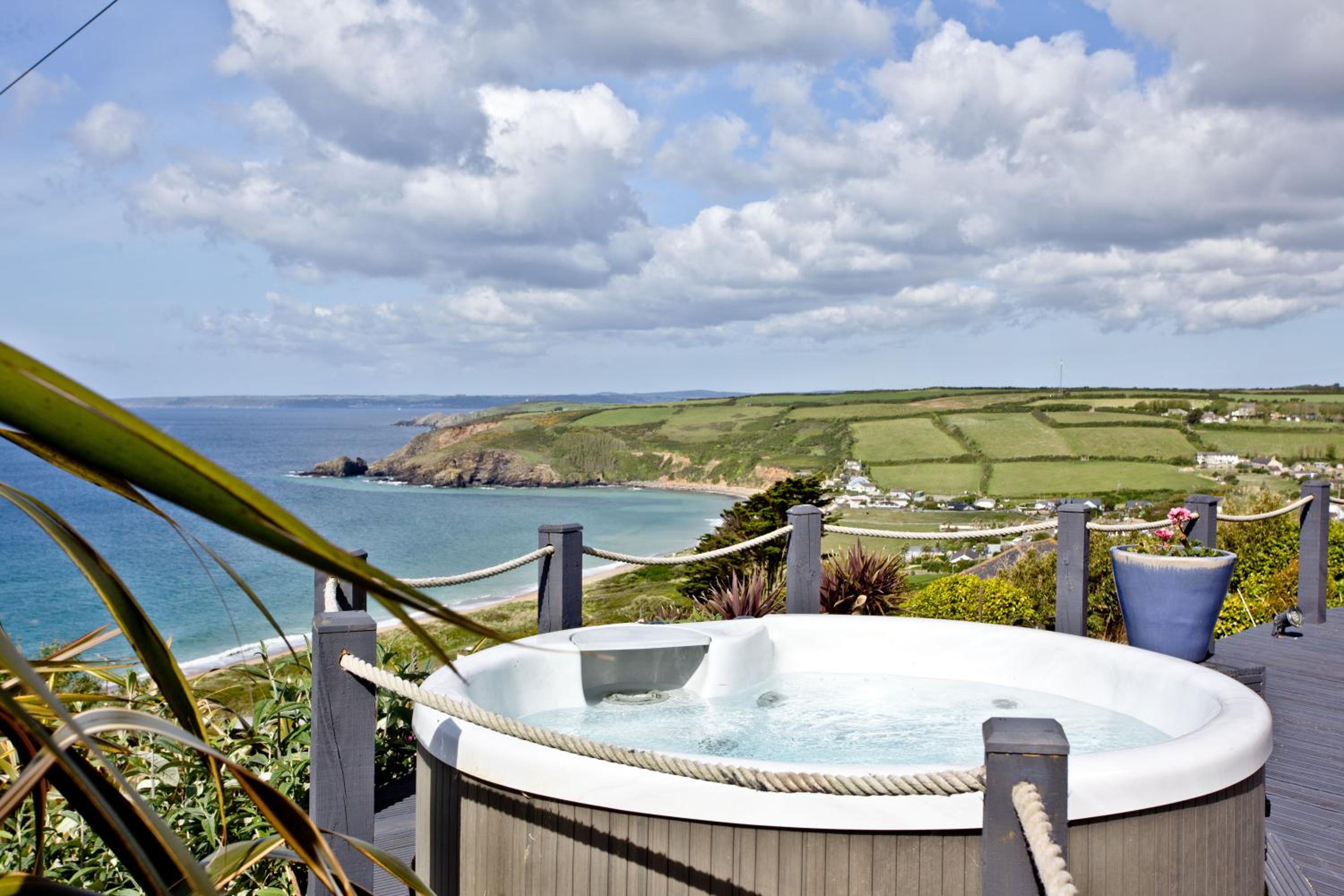 Spindrift - Hot Tub - Free WiFi - Free Parking - Pet Friendly view 4