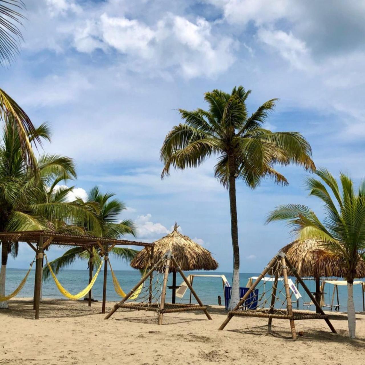 Cabañas Familiares en Coveñas con Piscina frente a la Playa
