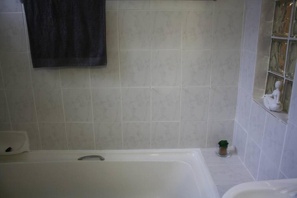 Casa en Gregg -Exquisite 2-bedroom self catering unit - 1 car parking space view 4