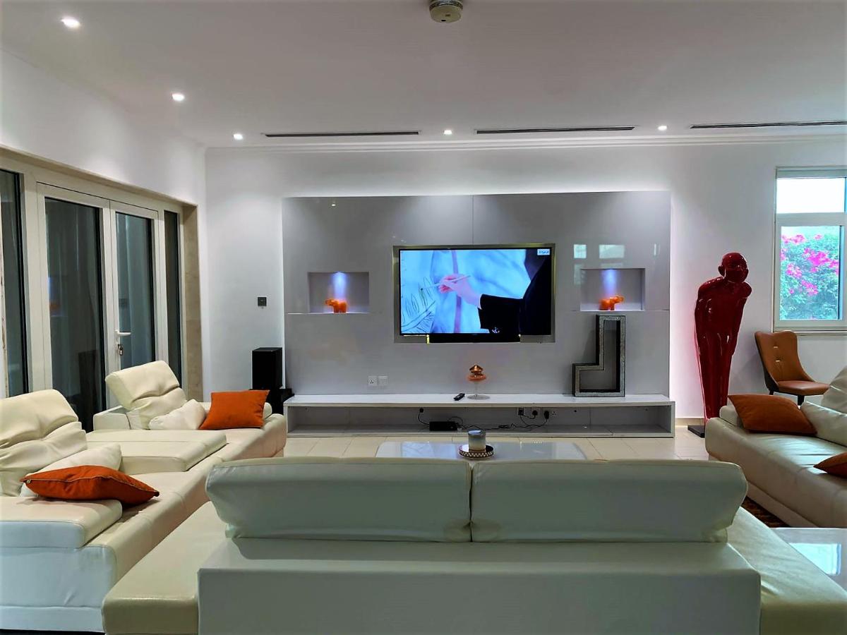 Dubai Marina Villa up 20 guest huge Private Pool
