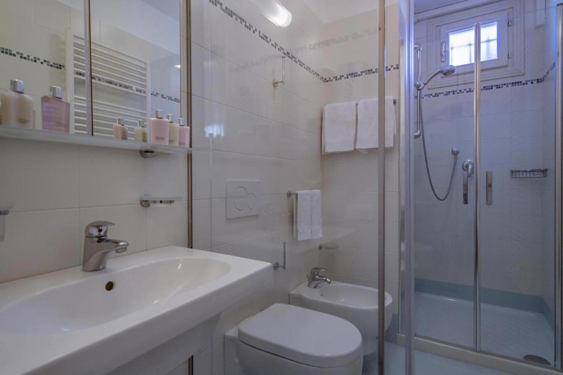 Lo Squero 3 Apartment with Balcony in Dorsoduro