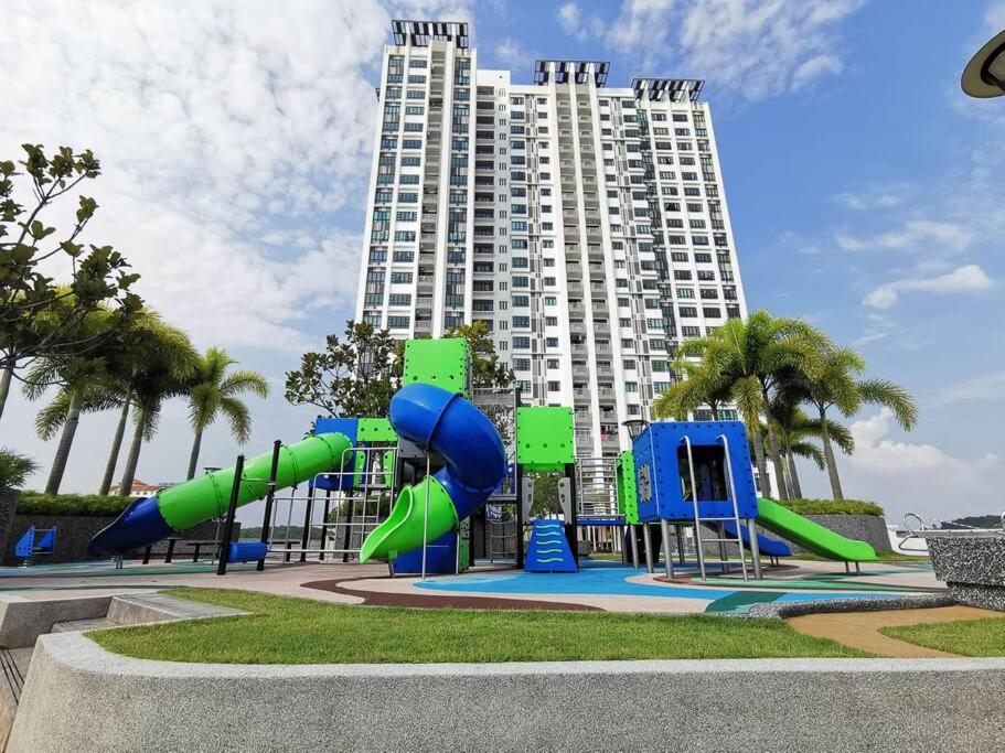 Bukit Indah 12pax Aeon Lego Wi-fi Netflix BySTAY