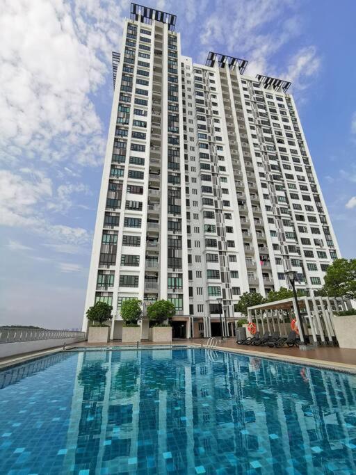 Bukit Indah 12pax Aeon Lego Wi-fi Netflix BySTAY