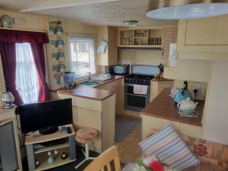 6 BERTH CARAVAN S18 GOLDEN PALM view 4
