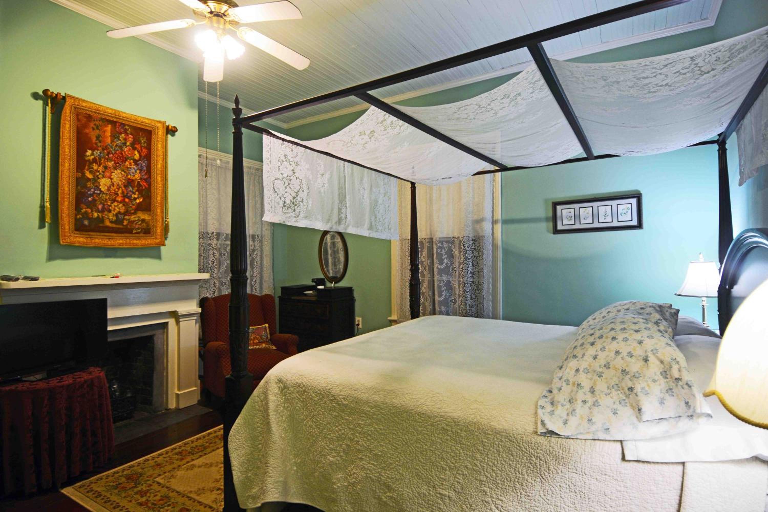 1872 Denham Inn