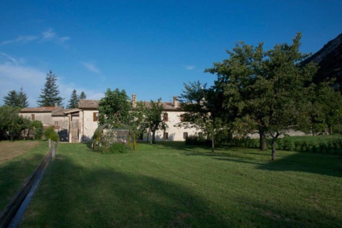 Casa ridente nella valle del Menotre con giardino view 4