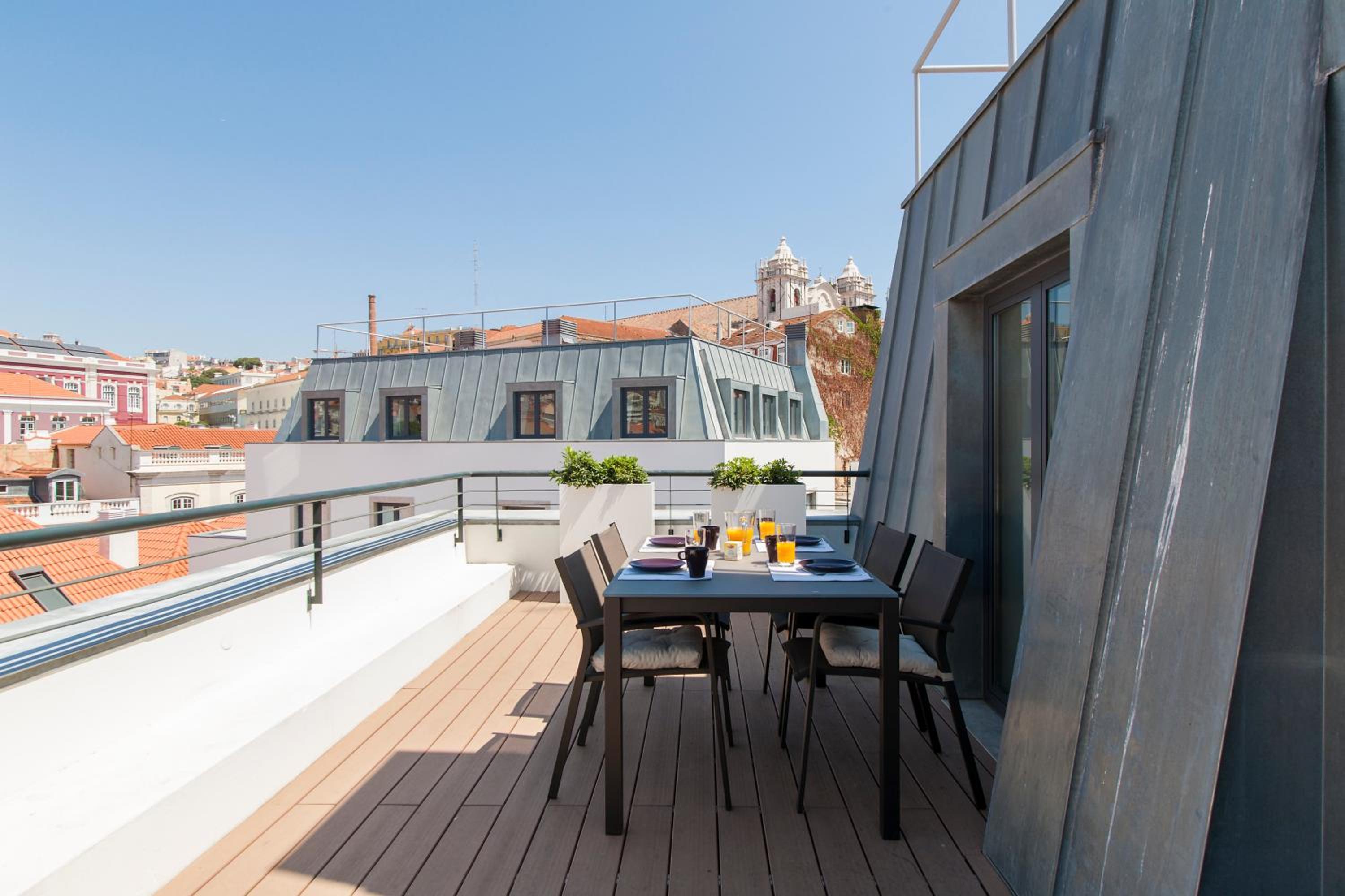 GuestReady - Central stylish home with parking view 2