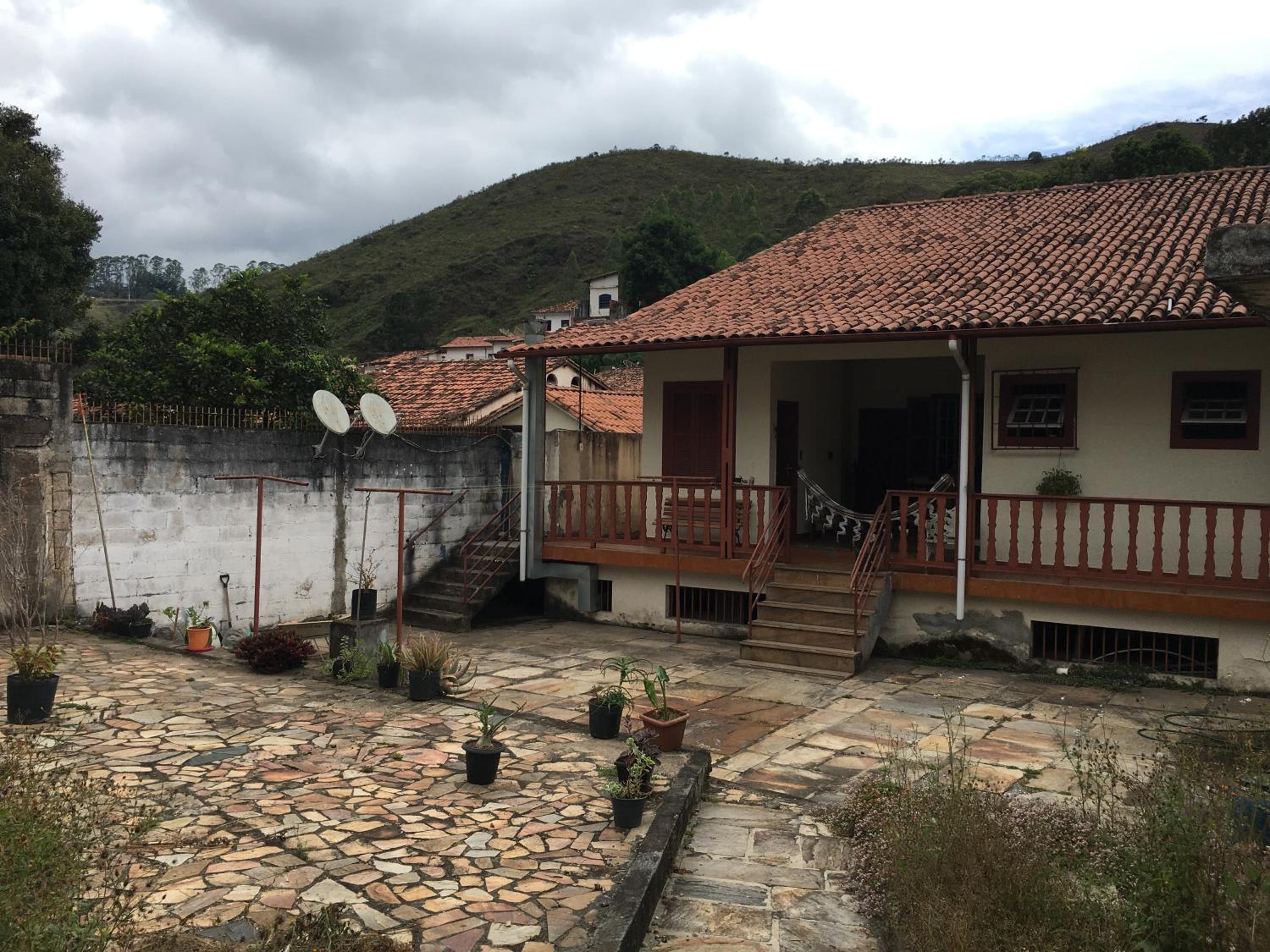 CASA RAIZ cama, café e prosa