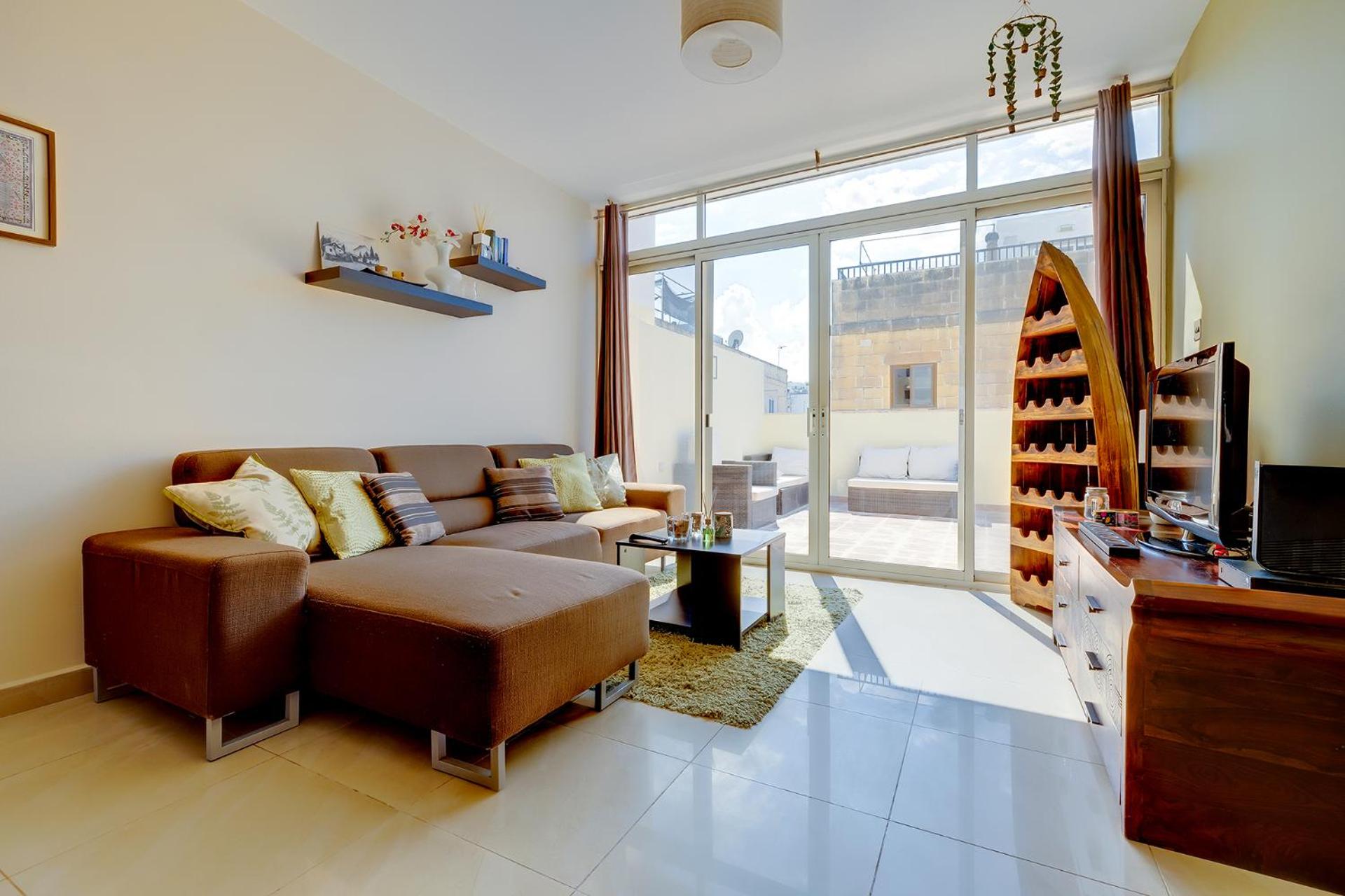 Cosy 1BR Penthouse close to the Promenade view 3