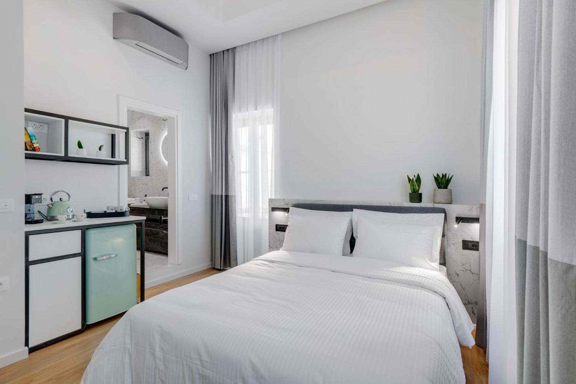 Times Elegant Rooms view 3