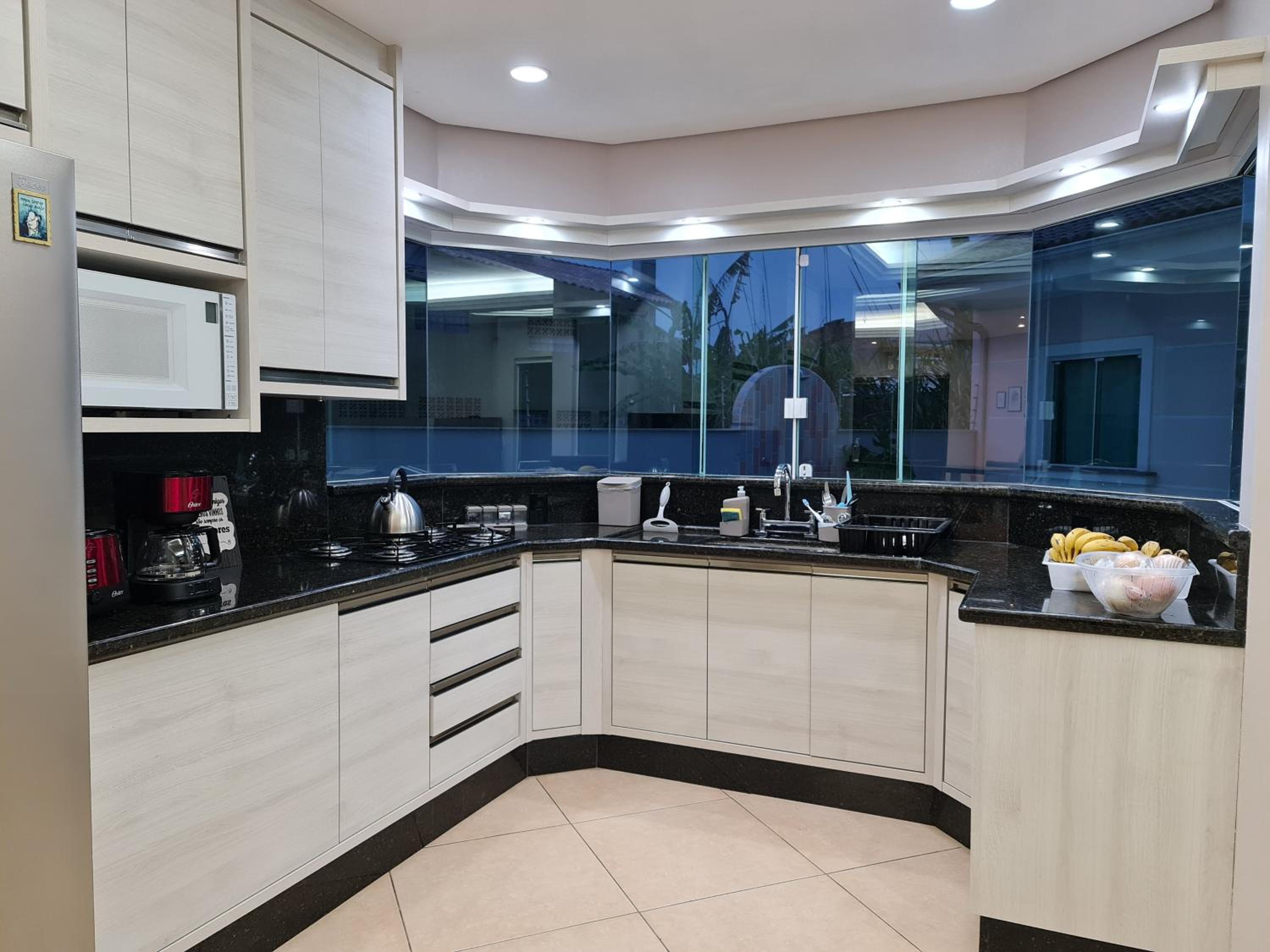 Casa Rosa com 7 quartos - Edícula completa a 150 metros da Praia