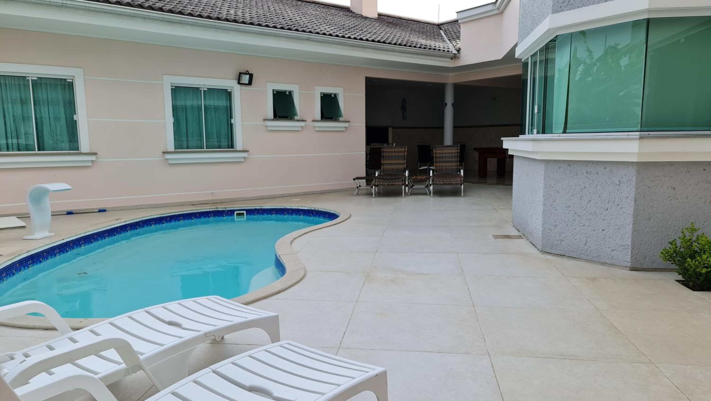 Casa Rosa com 7 quartos - Edícula completa a 150 metros da Praia