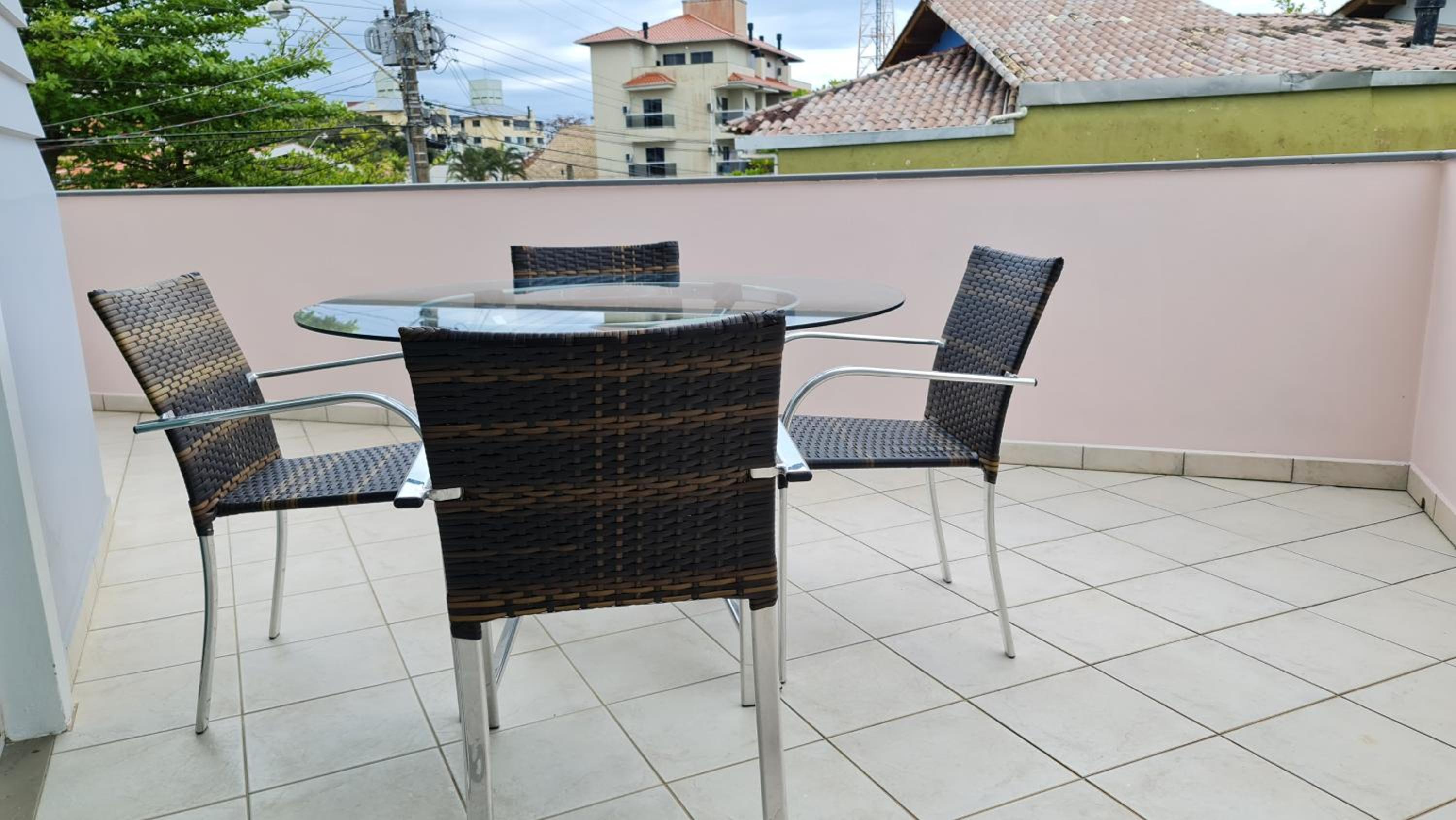 Casa Rosa com 7 quartos - Edícula completa a 150 metros da Praia