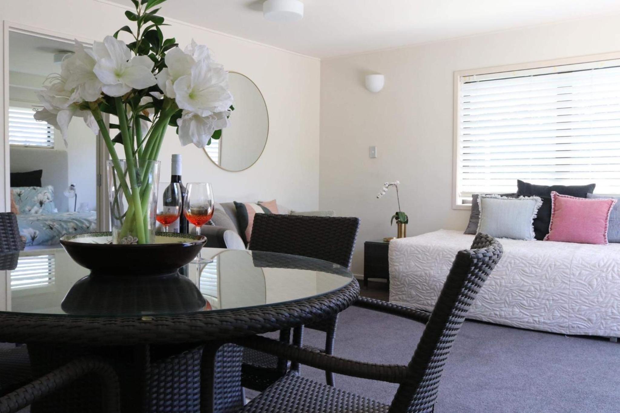 Retreat on Rita ~ Downtown Mount Maunganui with beach access view 2