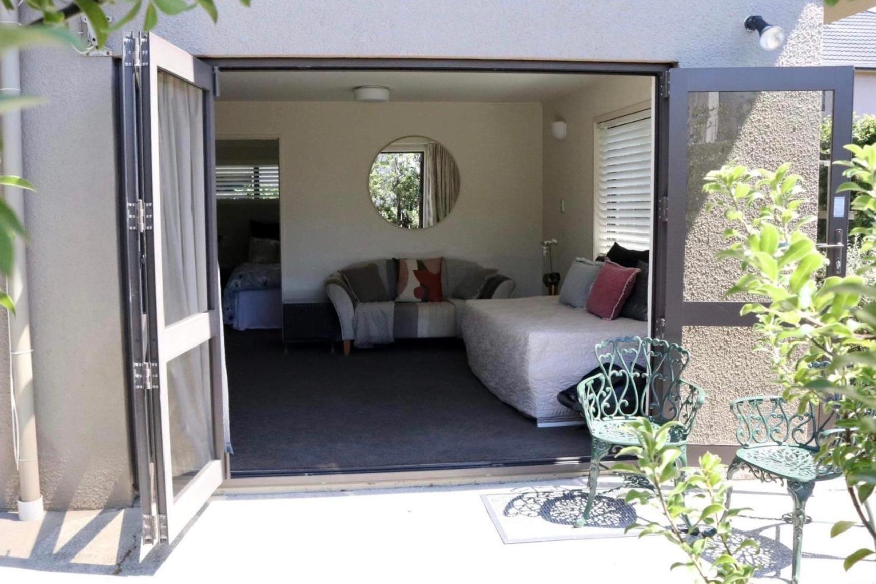 Retreat on Rita ~ Downtown Mount Maunganui with beach access view 5