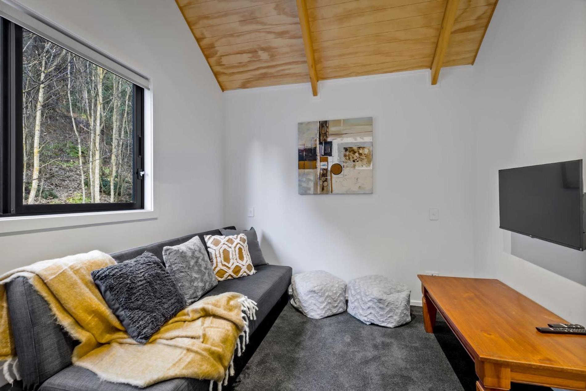 Central Queenstown Apt 15a - with Gym walk to town view 2