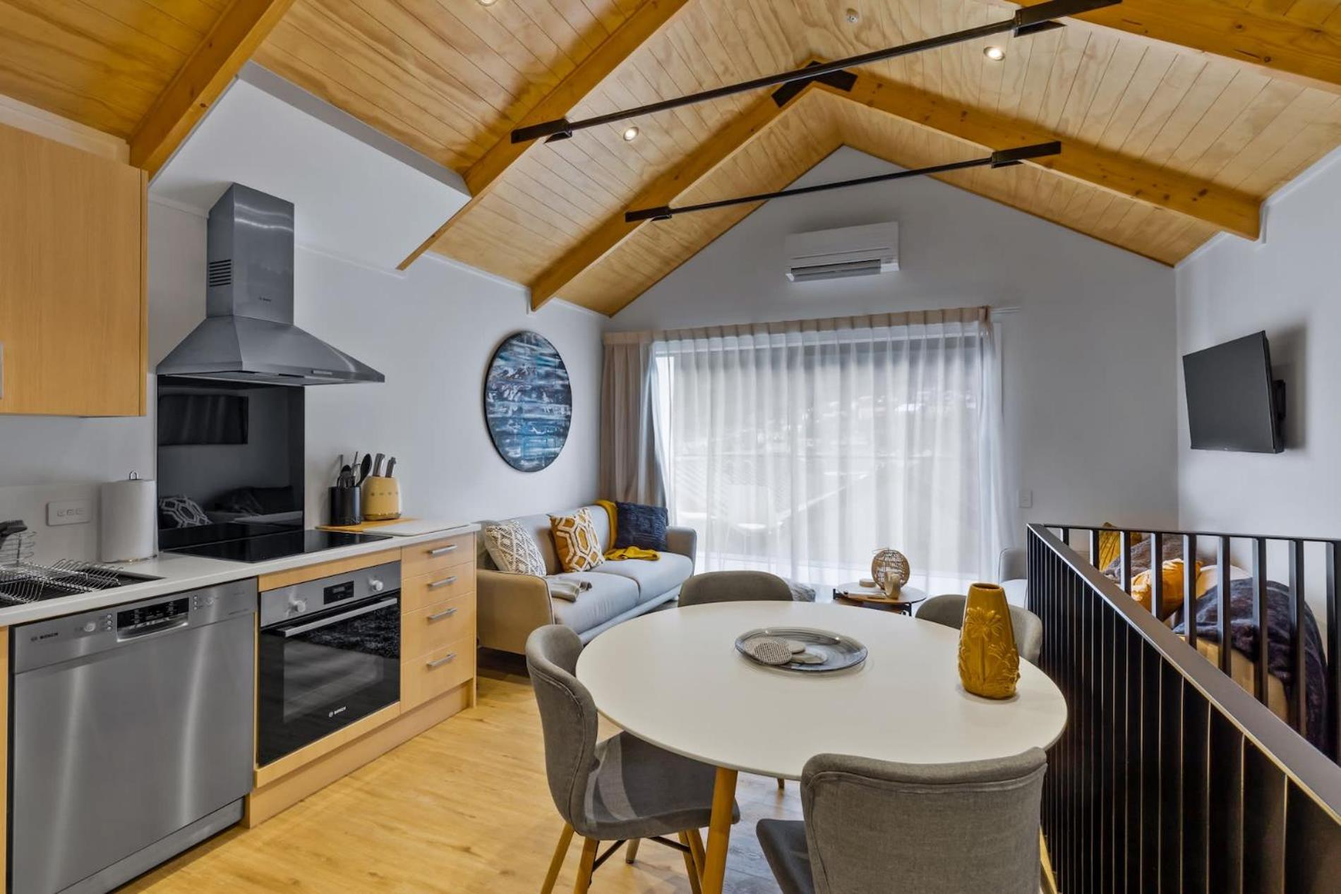 Central Queenstown Apt 15a - with Gym walk to town view 5
