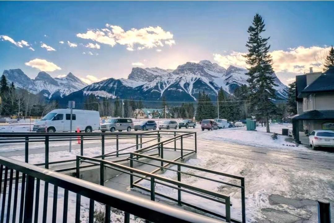 Incredible Mountain View Townhouse in DT Canmore w/ A/C & U/A Parking