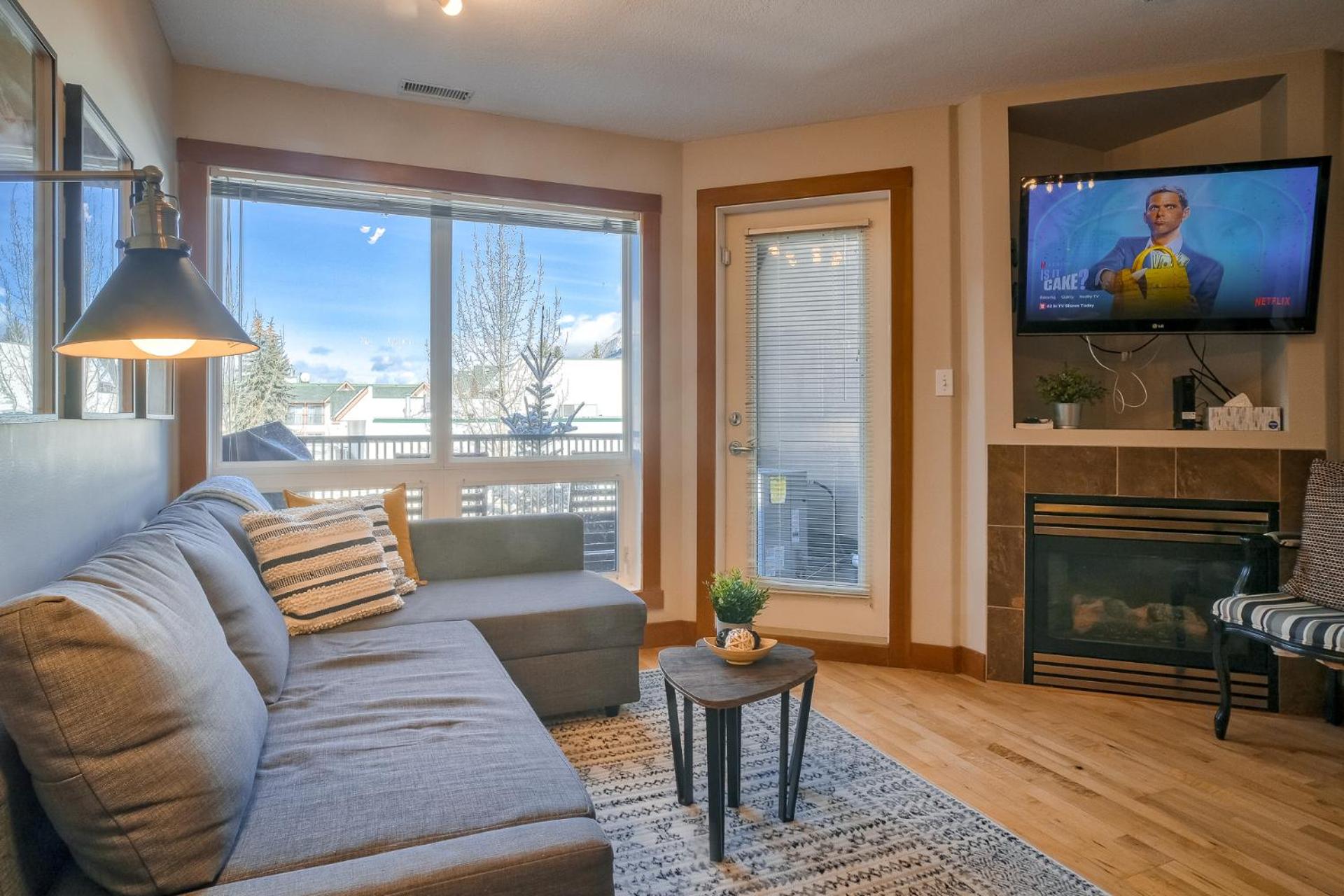 Incredible Mountain View Townhouse in DT Canmore w/ A/C & U/A Parking