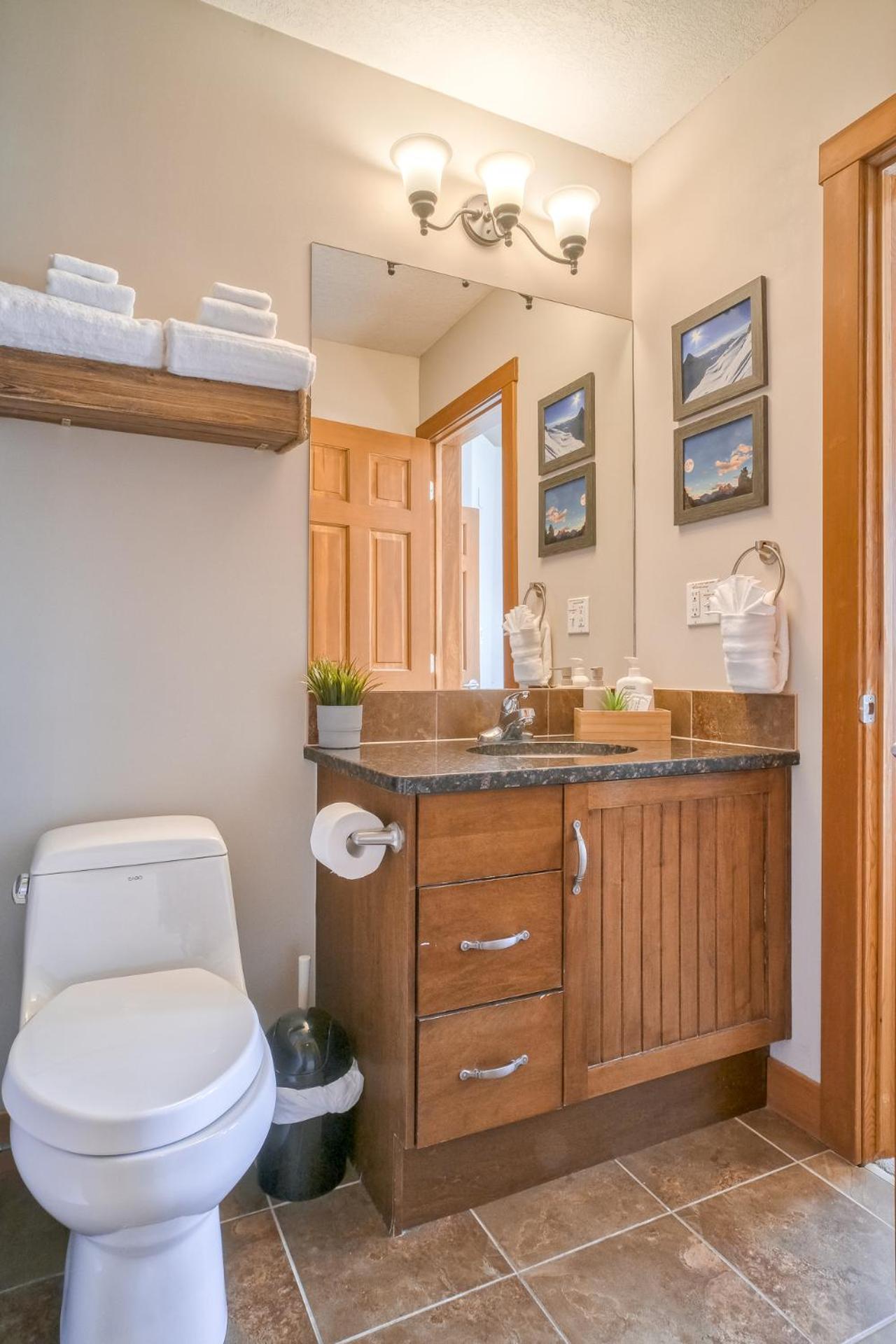 Incredible Mountain View Townhouse in DT Canmore w/ A/C & U/A Parking