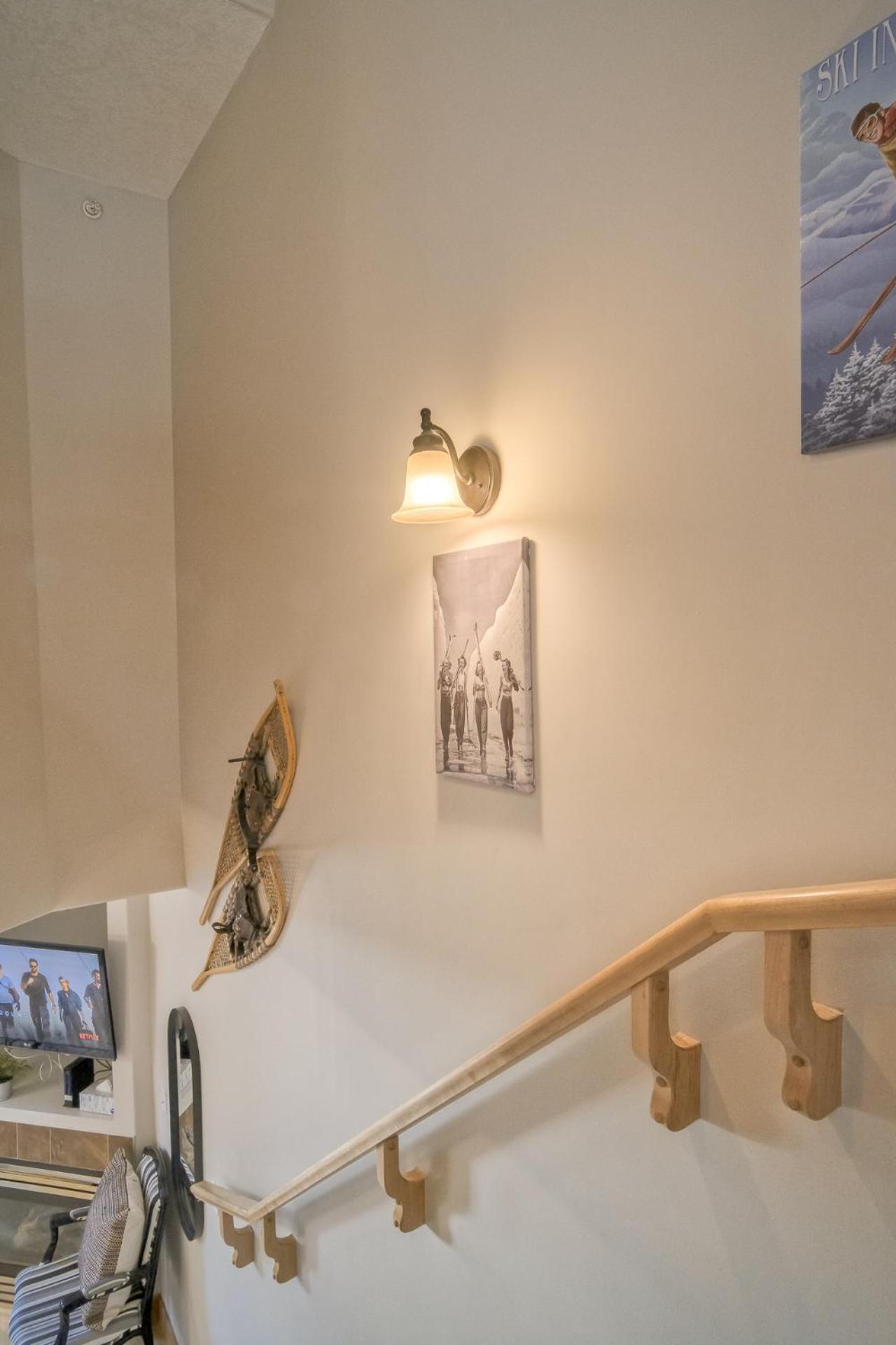 Incredible Mountain View Townhouse in DT Canmore w/ A/C & U/A Parking