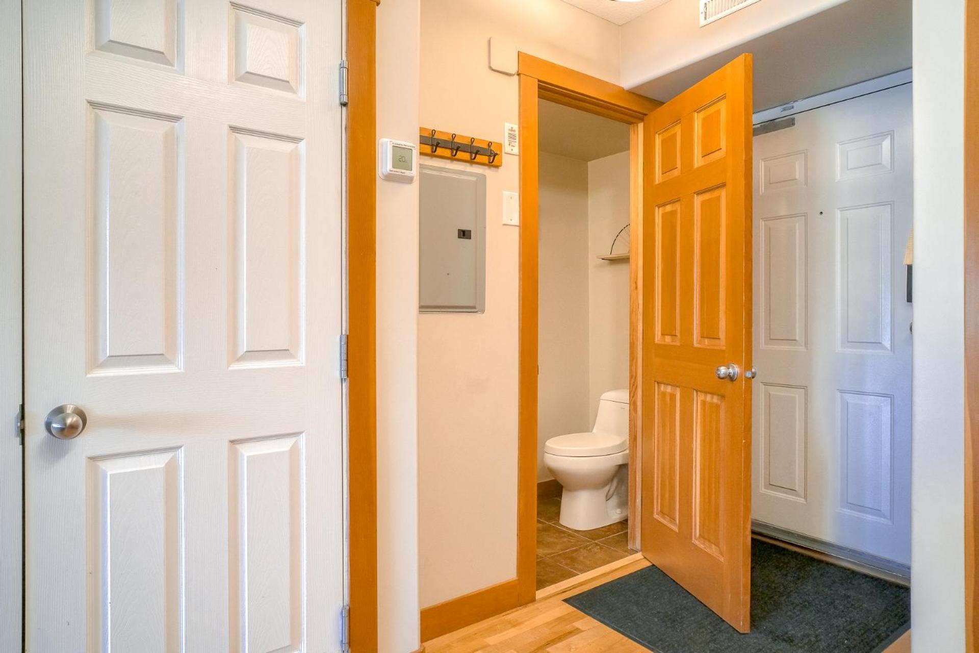 Incredible Mountain View Townhouse in DT Canmore w/ A/C & U/A Parking