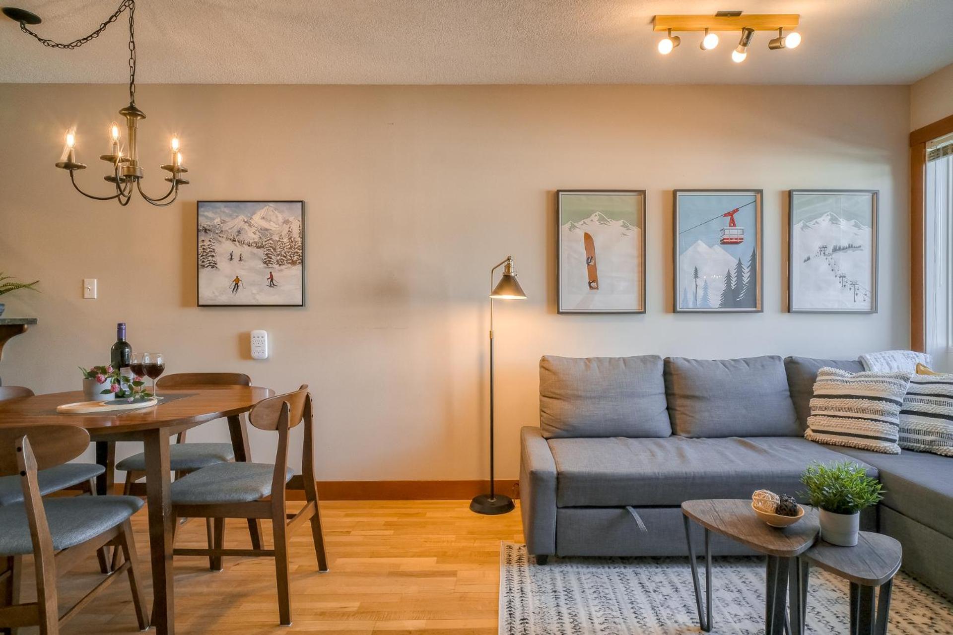 Incredible Mountain View Townhouse in DT Canmore w/ A/C & U/A Parking