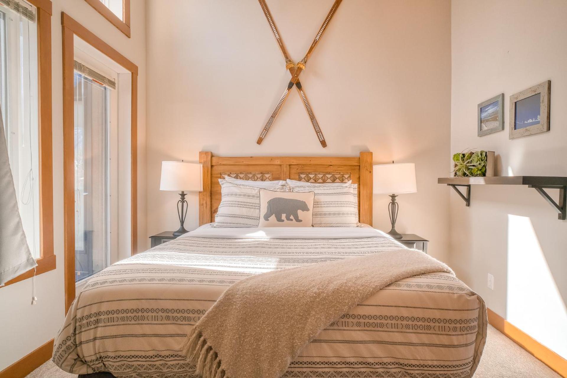 Incredible Mountain View Townhouse in DT Canmore w/ A/C & U/A Parking