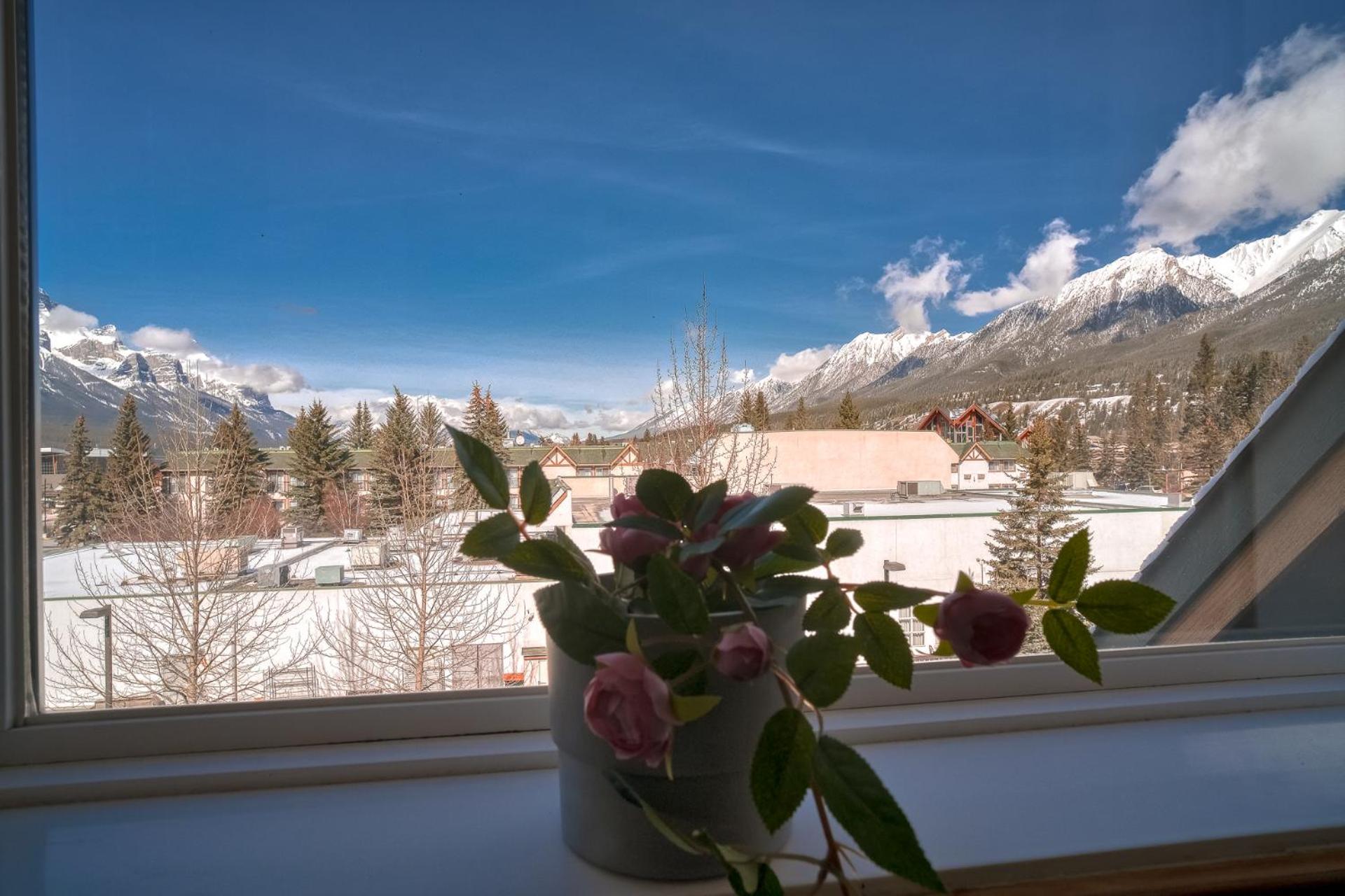 Incredible Mountain View Townhouse in DT Canmore w/ A/C & U/A Parking