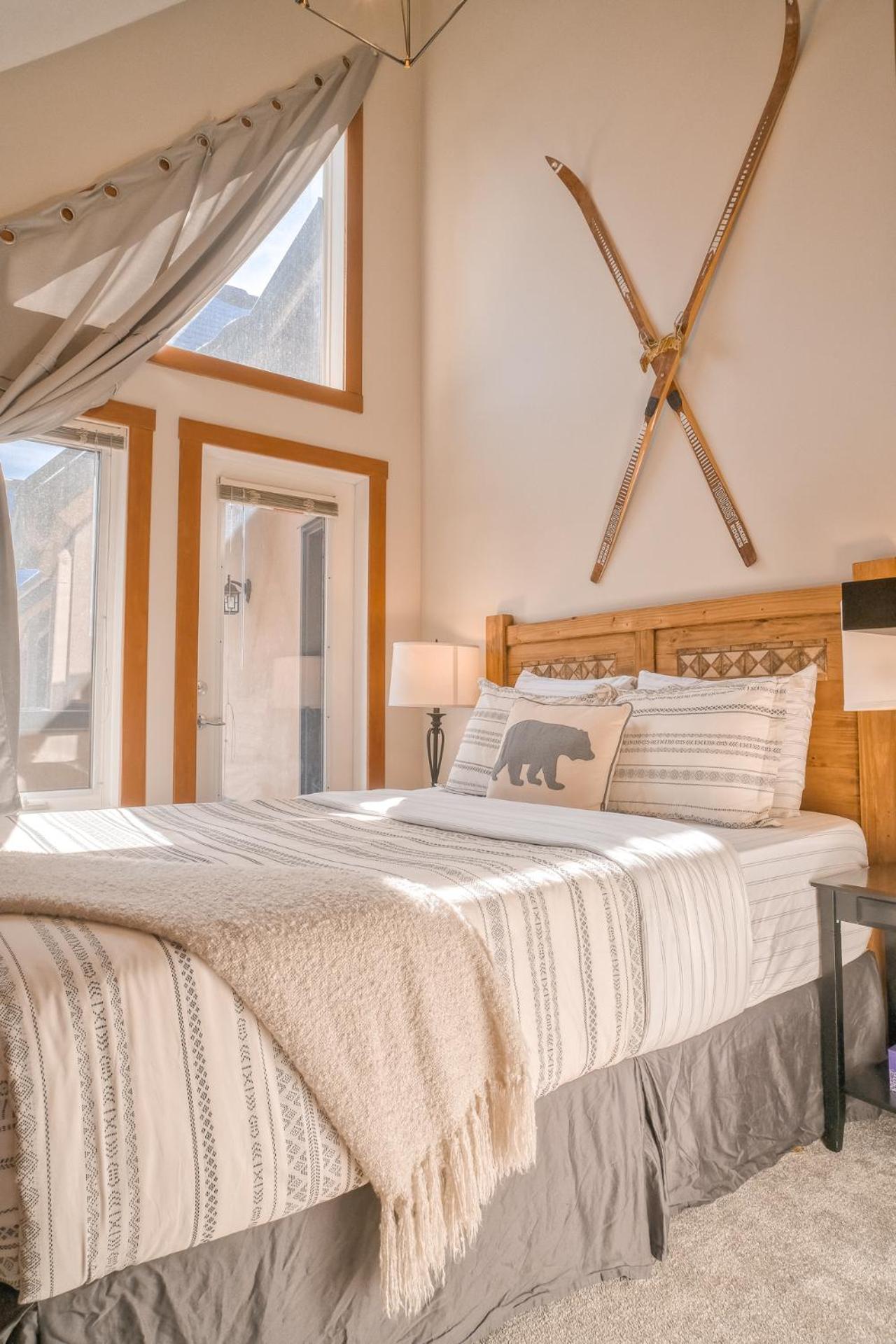 Incredible Mountain View Townhouse in DT Canmore w/ A/C & U/A Parking