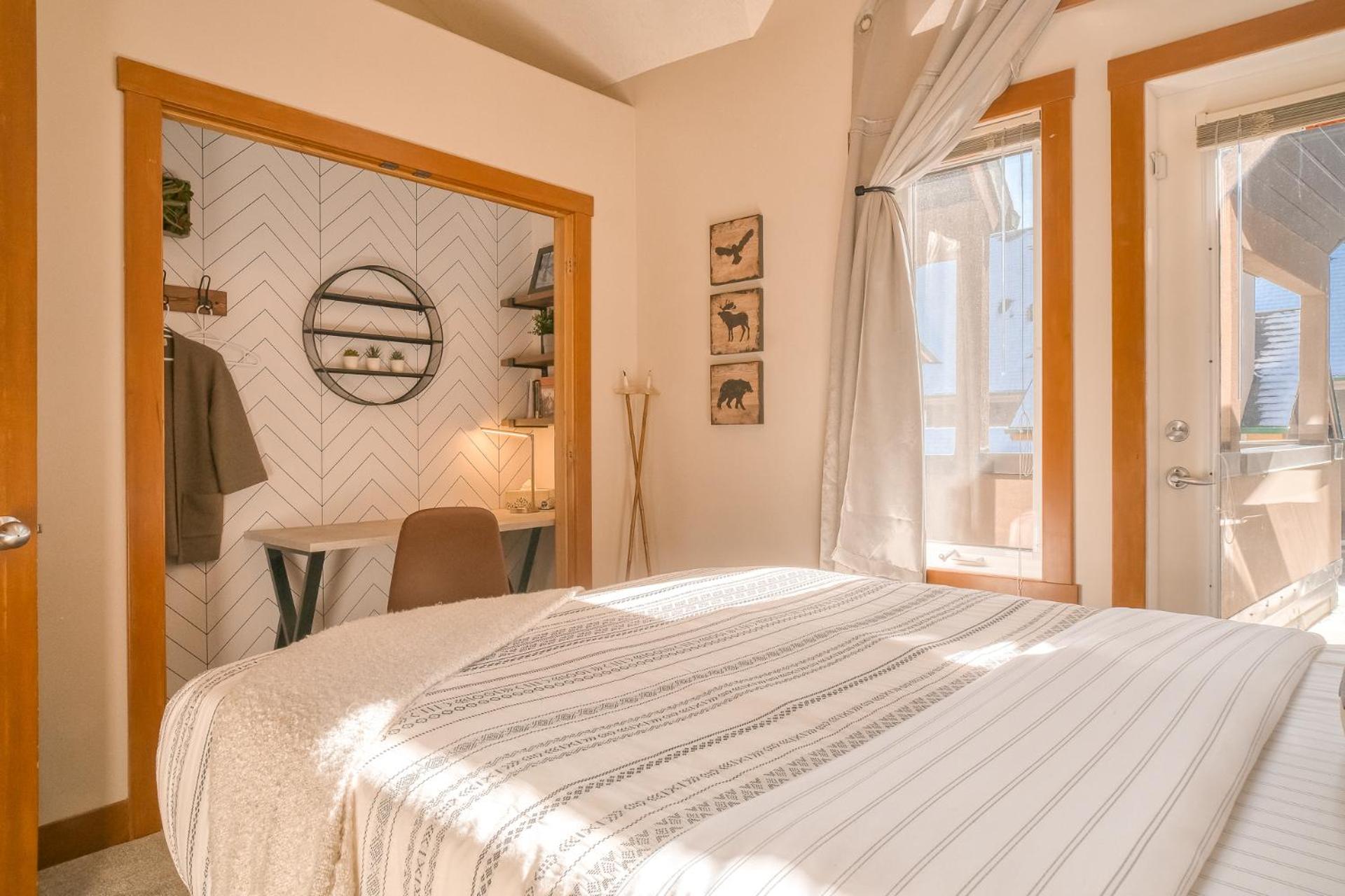 Incredible Mountain View Townhouse in DT Canmore w/ A/C & U/A Parking