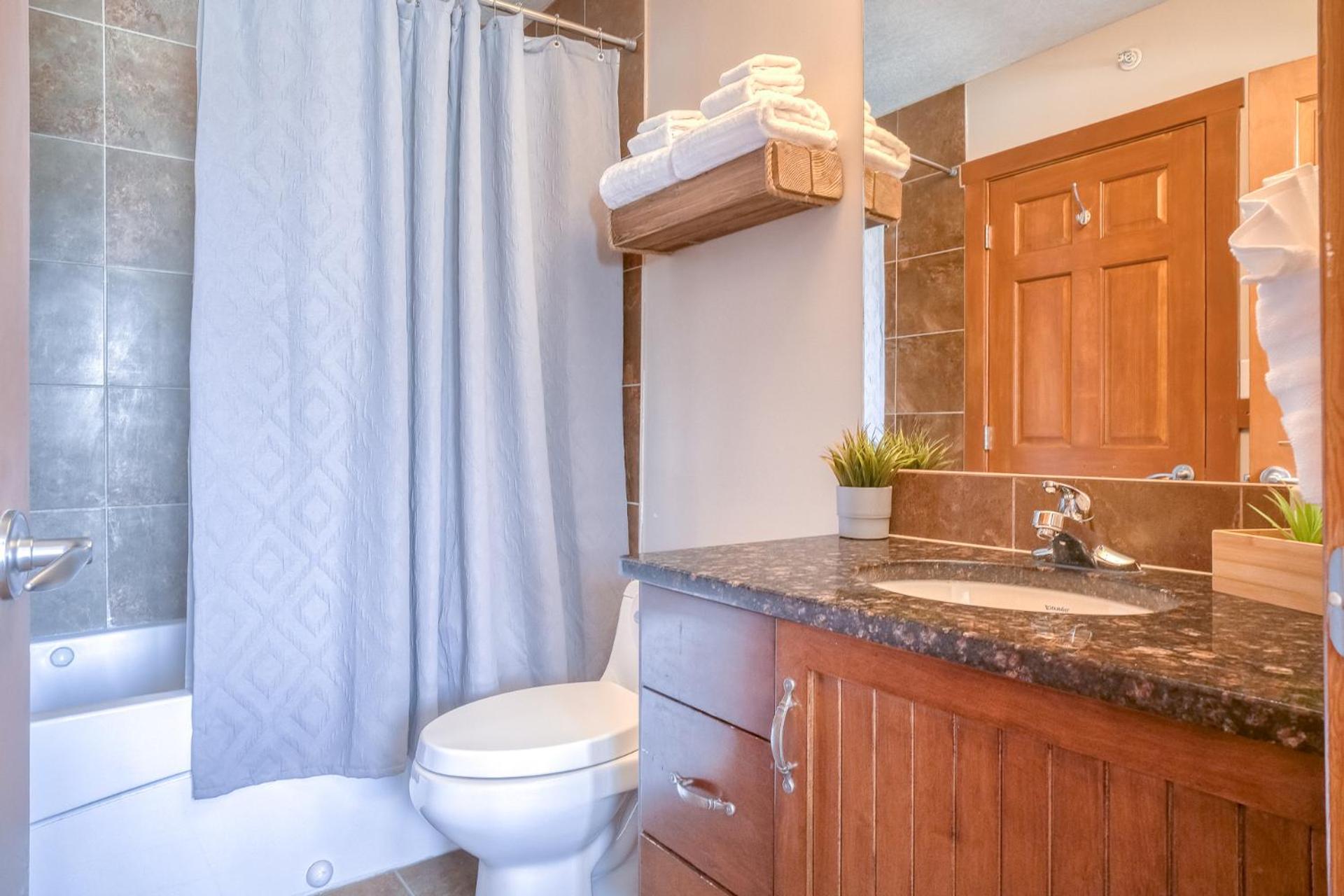 Incredible Mountain View Townhouse in DT Canmore w/ A/C & U/A Parking