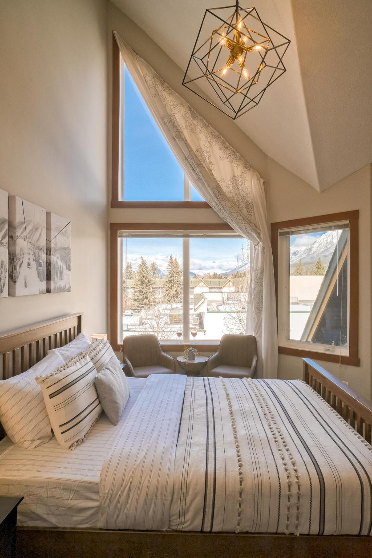 Incredible Mountain View Townhouse in DT Canmore w/ A/C & U/A Parking