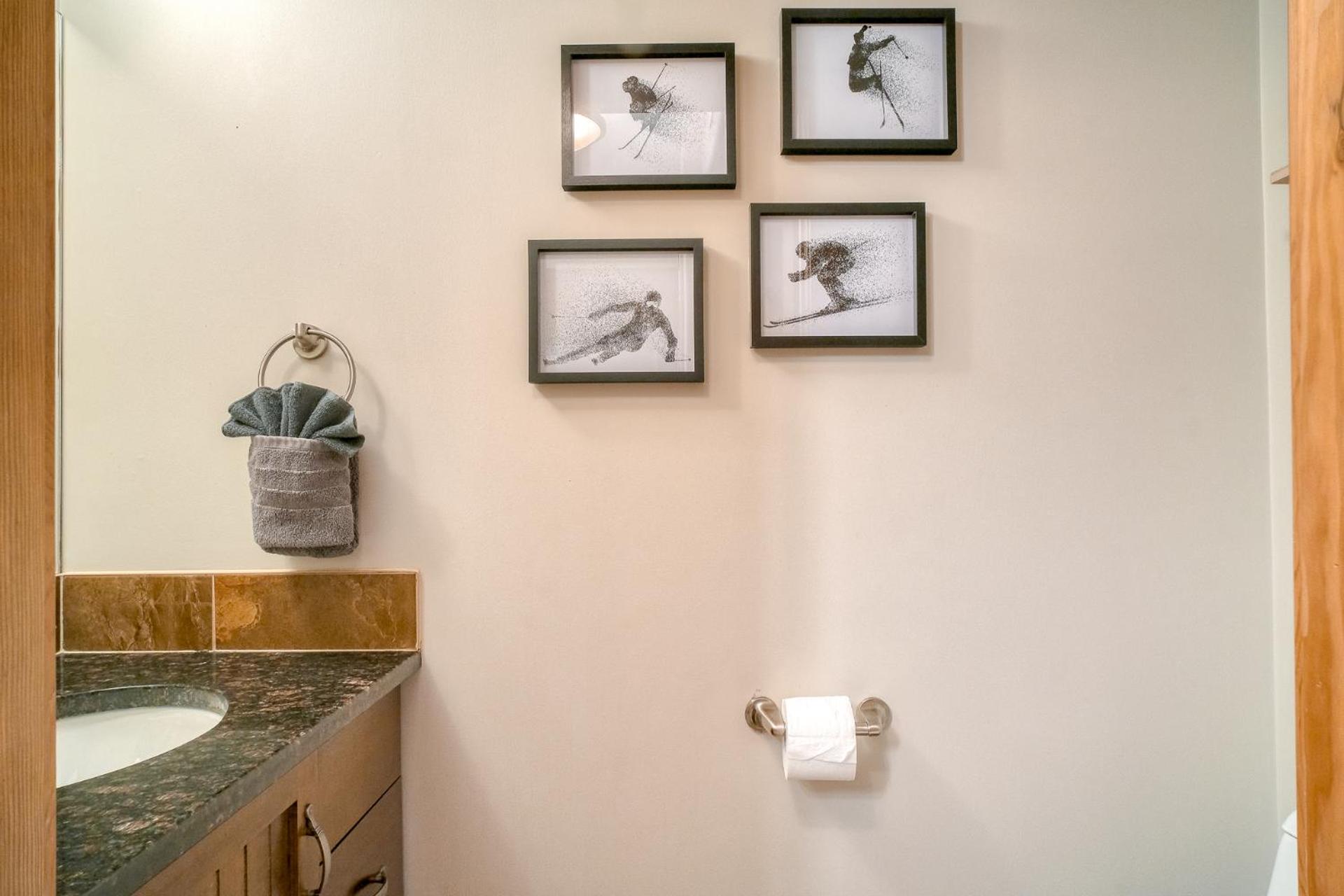 Incredible Mountain View Townhouse in DT Canmore w/ A/C & U/A Parking