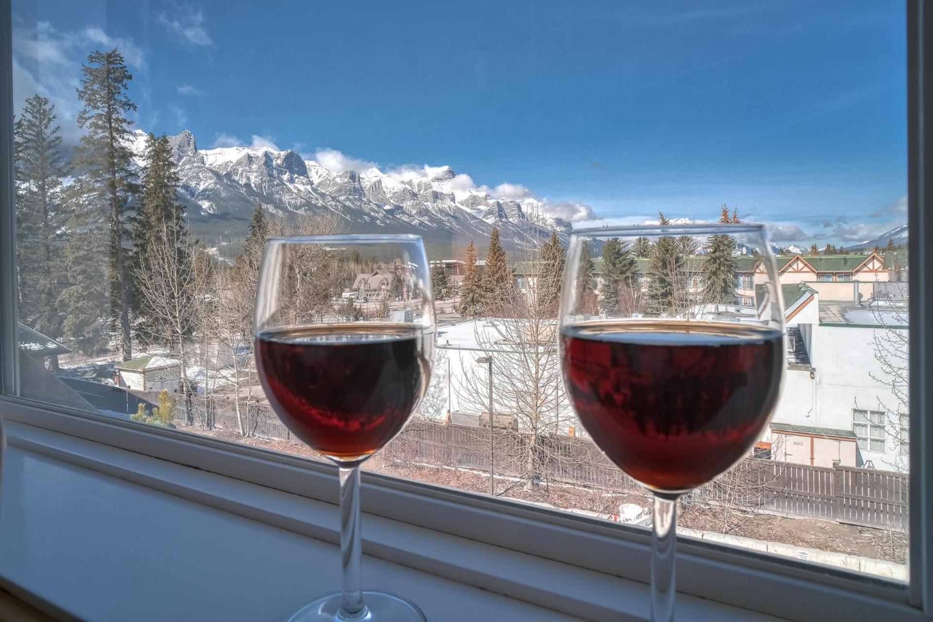 Incredible Mountain View Townhouse in DT Canmore w/ A/C & U/A Parking