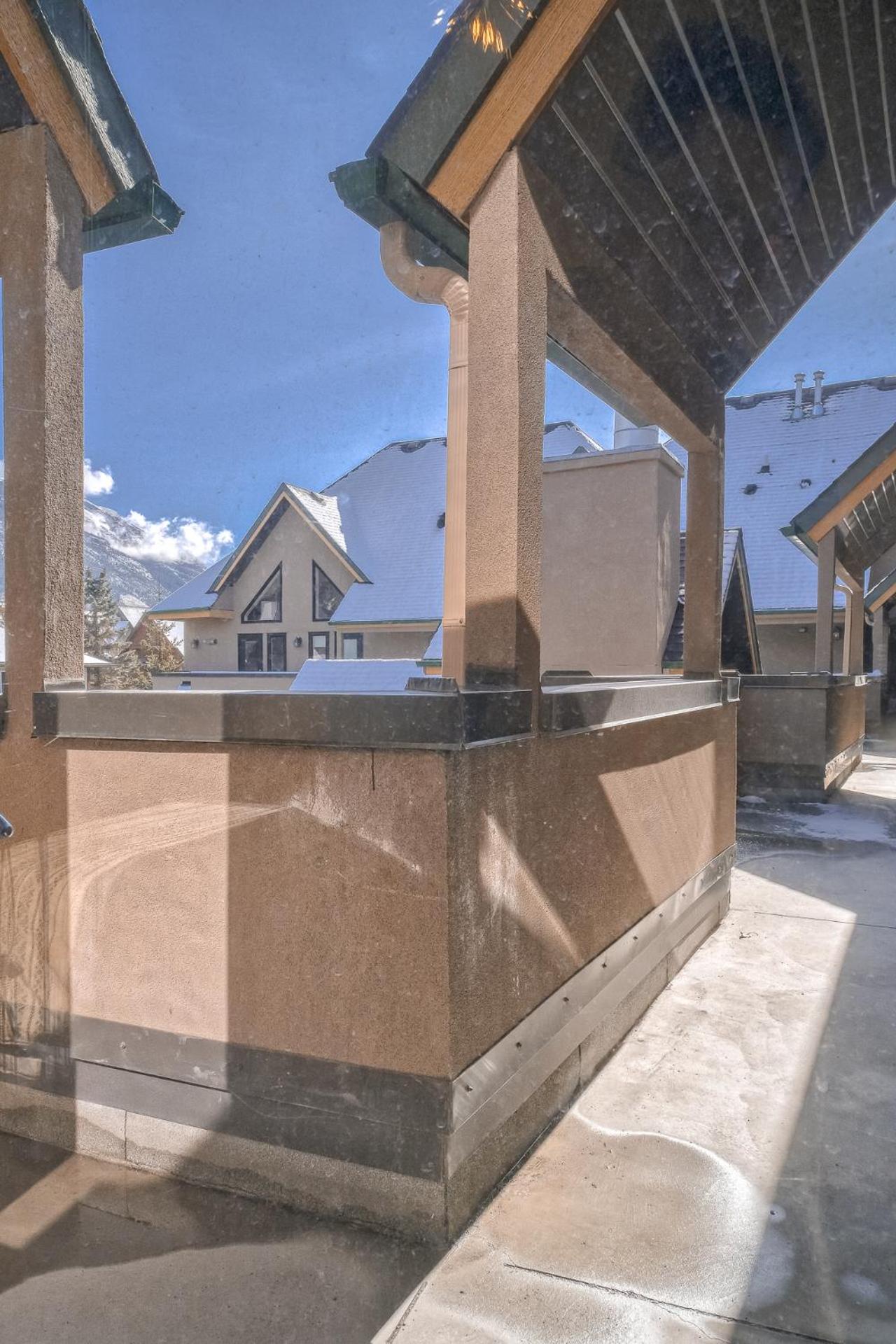 Incredible Mountain View Townhouse in DT Canmore w/ A/C & U/A Parking