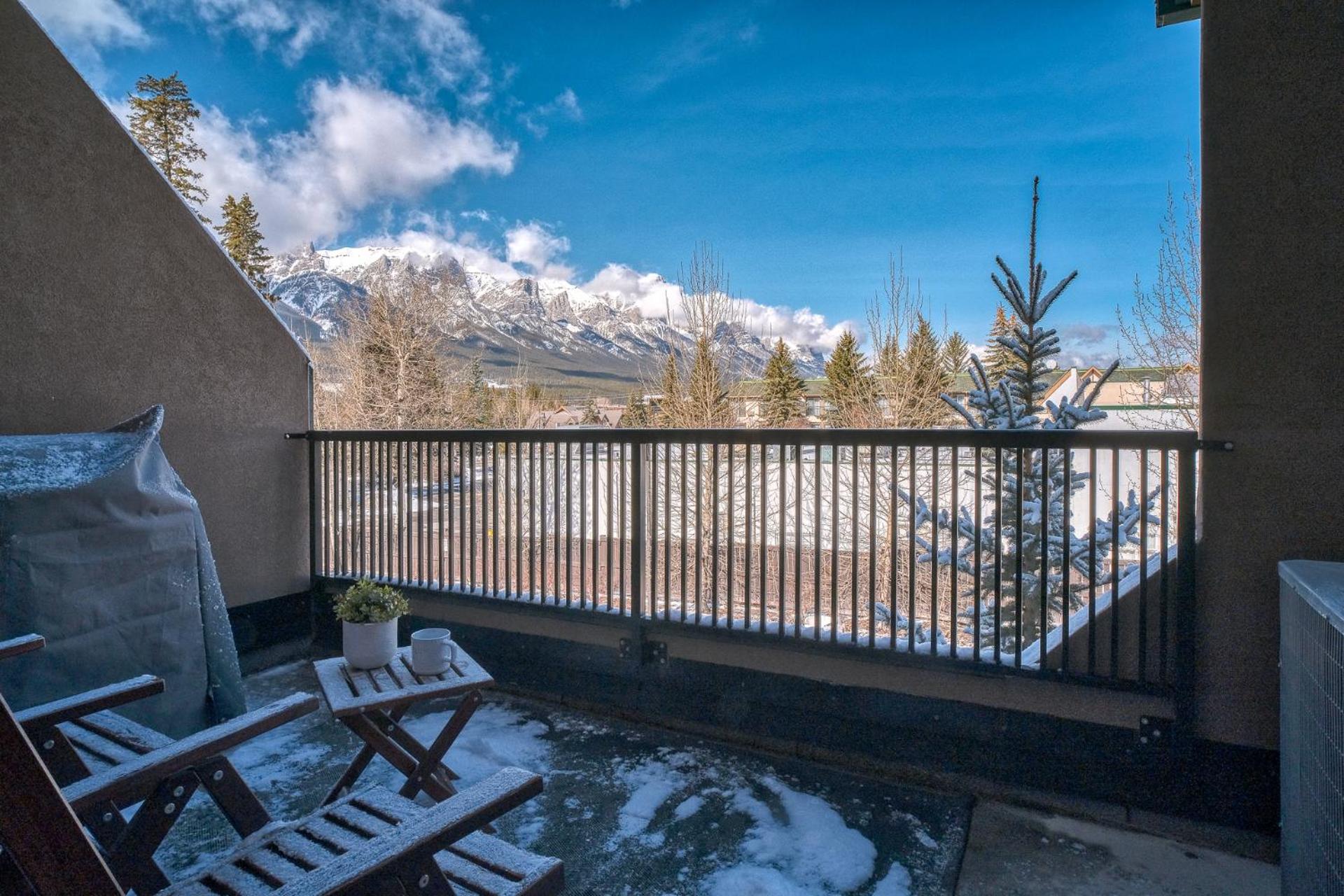 Incredible Mountain View Townhouse in DT Canmore w/ A/C & U/A Parking