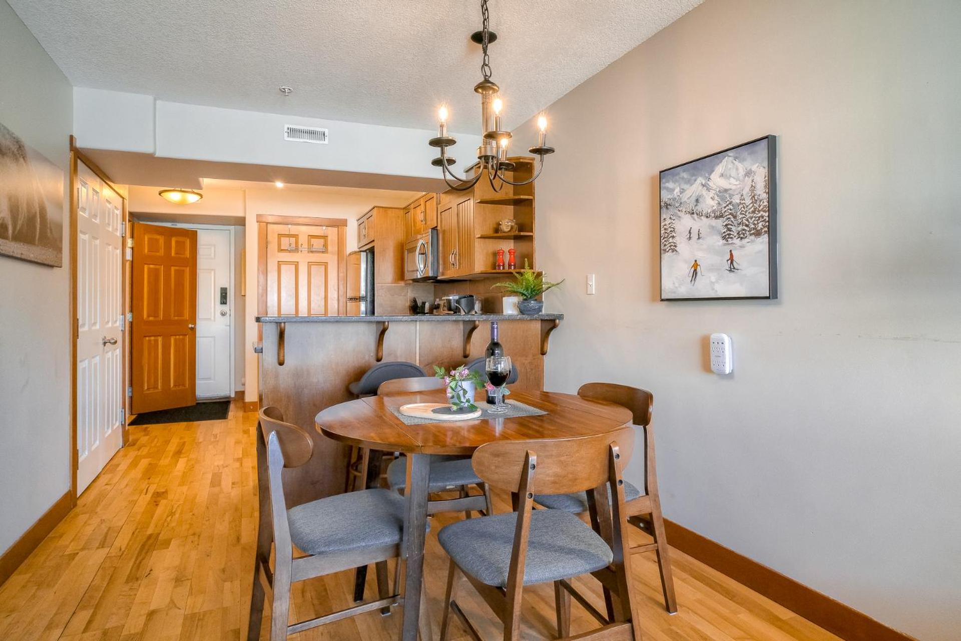 Incredible Mountain View Townhouse in DT Canmore w/ A/C & U/A Parking