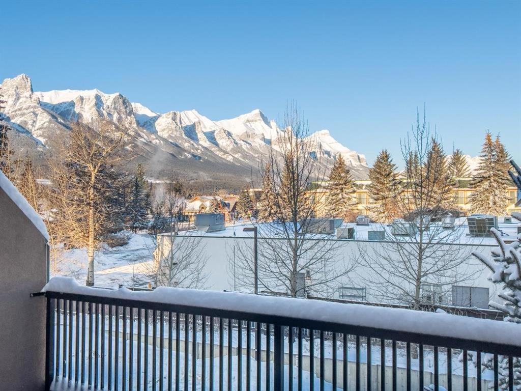 Incredible Mountain View Townhouse in DT Canmore w/ A/C & U/A Parking