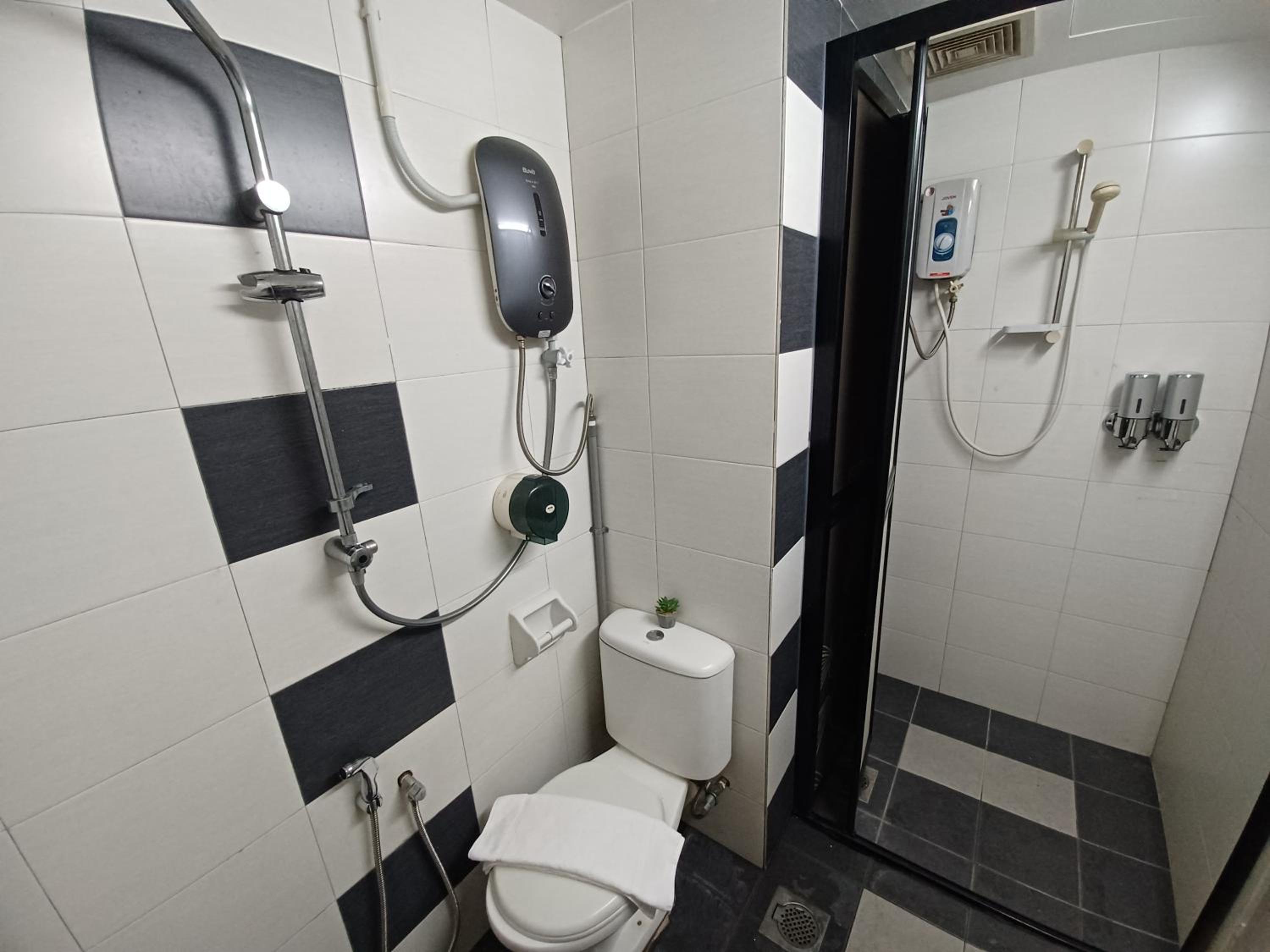 Duplex Apartment Near Queensbay Mall photo 3