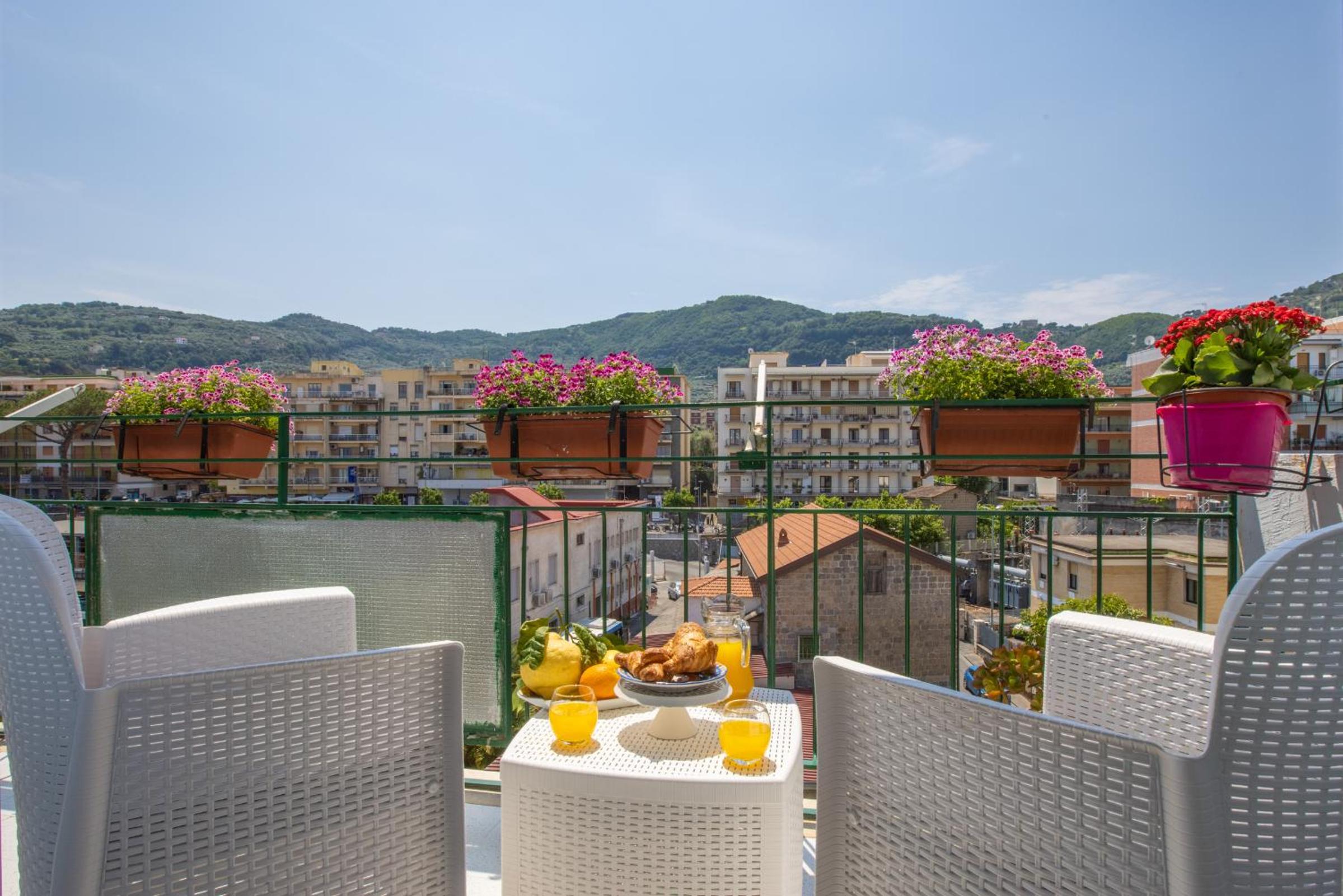 SorrentoVibes - City Home in Sorrento with Balcony and view photo 4