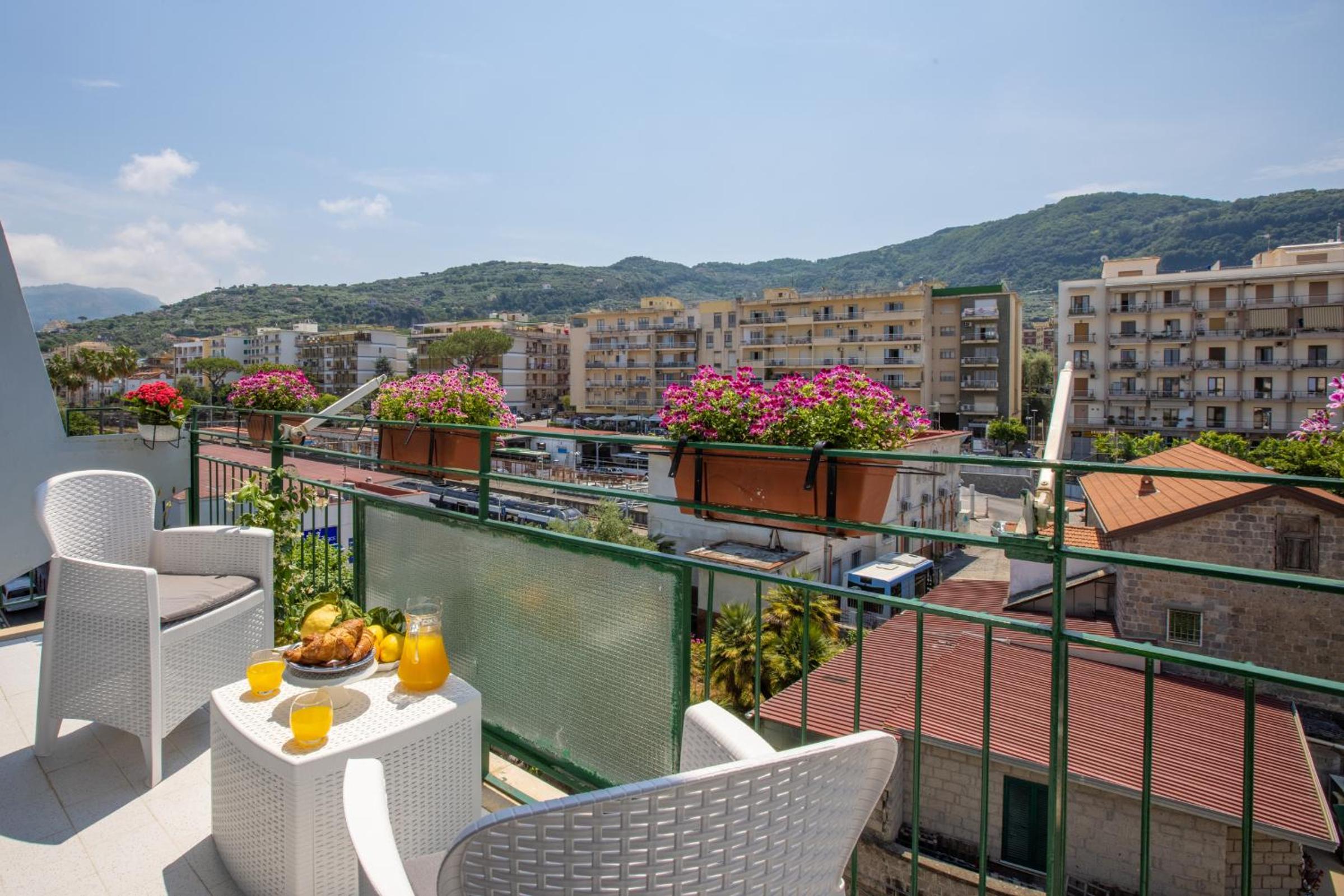 SorrentoVibes - City Home in Sorrento with Balcony and view photo 5