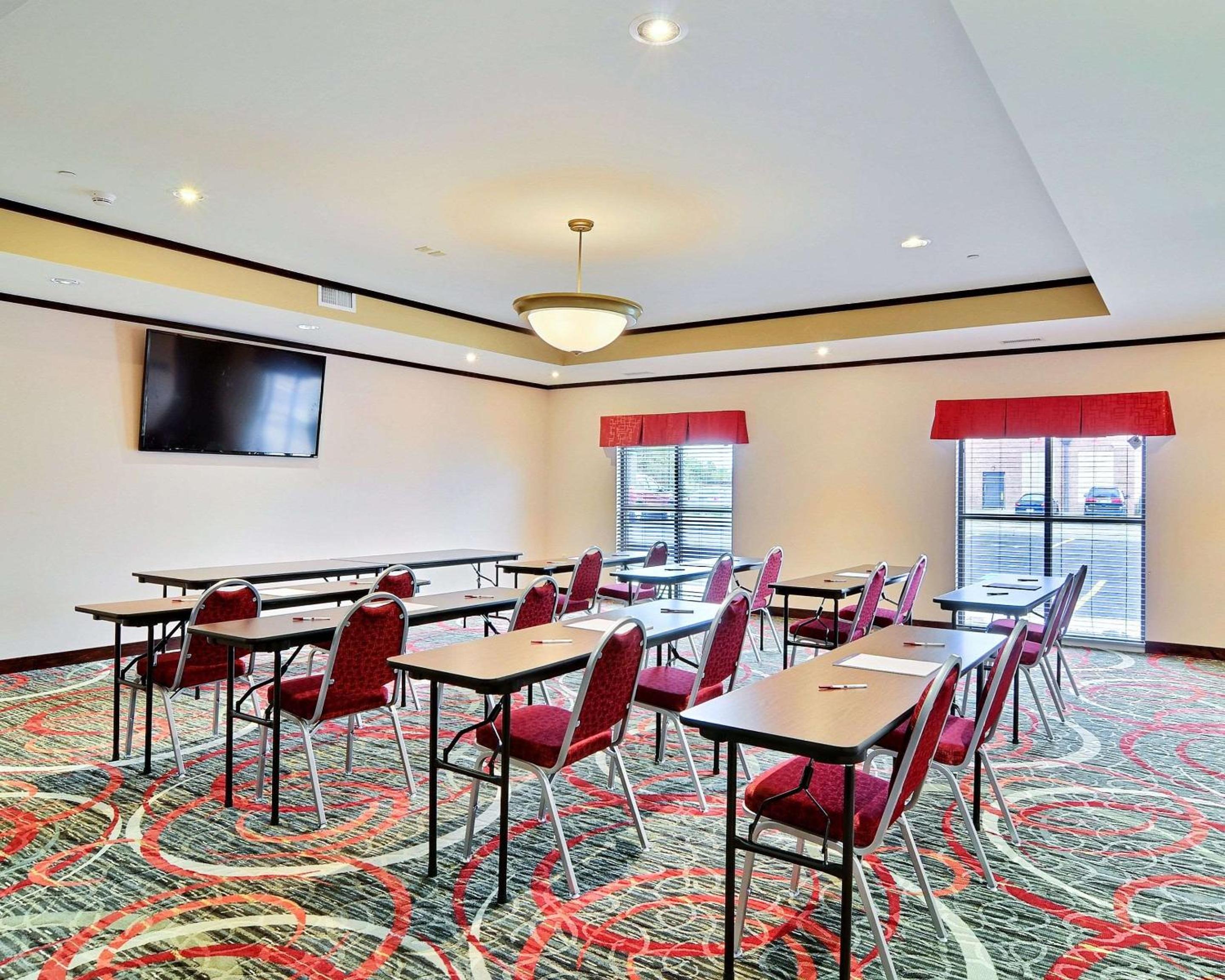 Comfort Suites Uniontown view 4